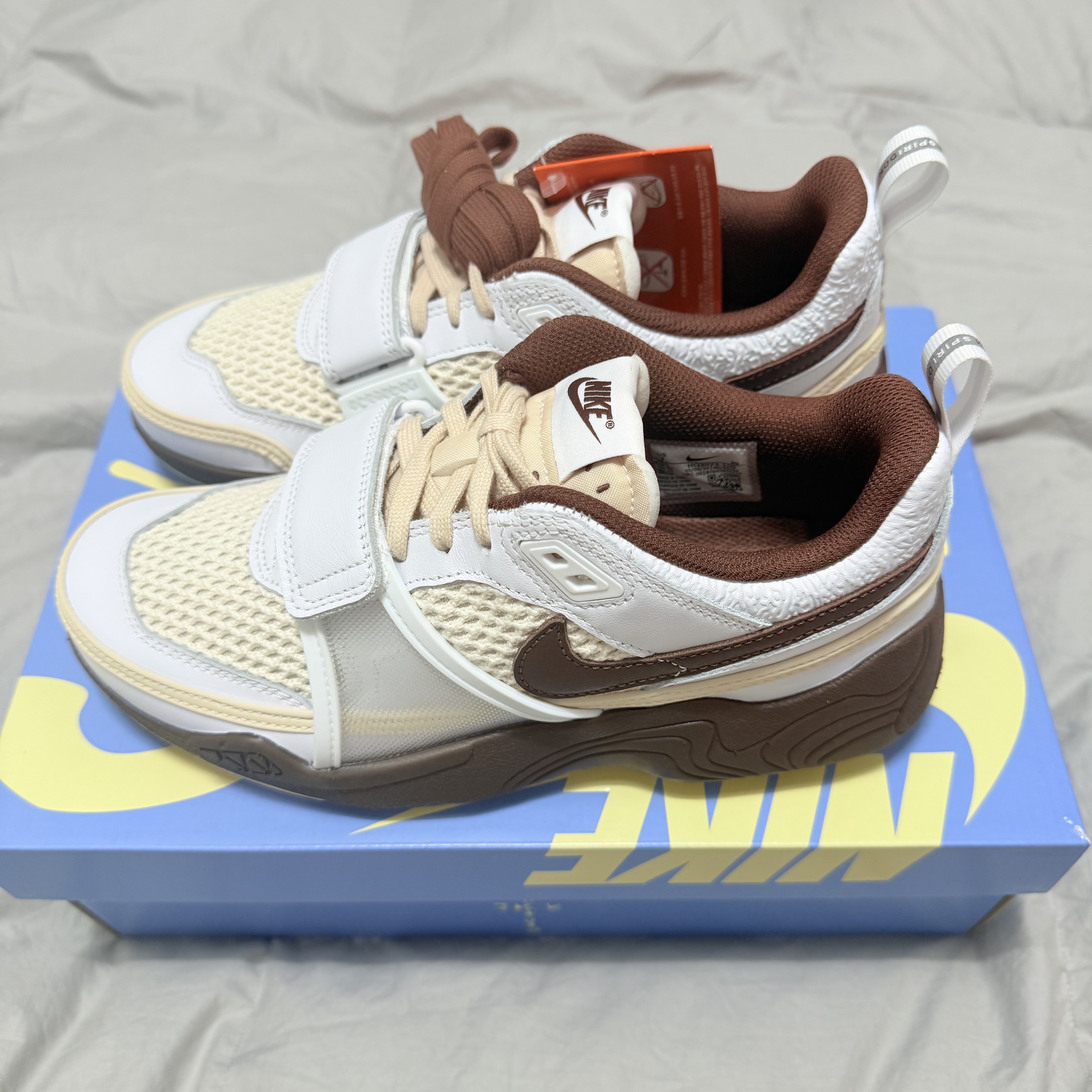 Nike x Travis Scott Zoom Field Jaxx White and Light Chocolate 착용 스타일 - 2