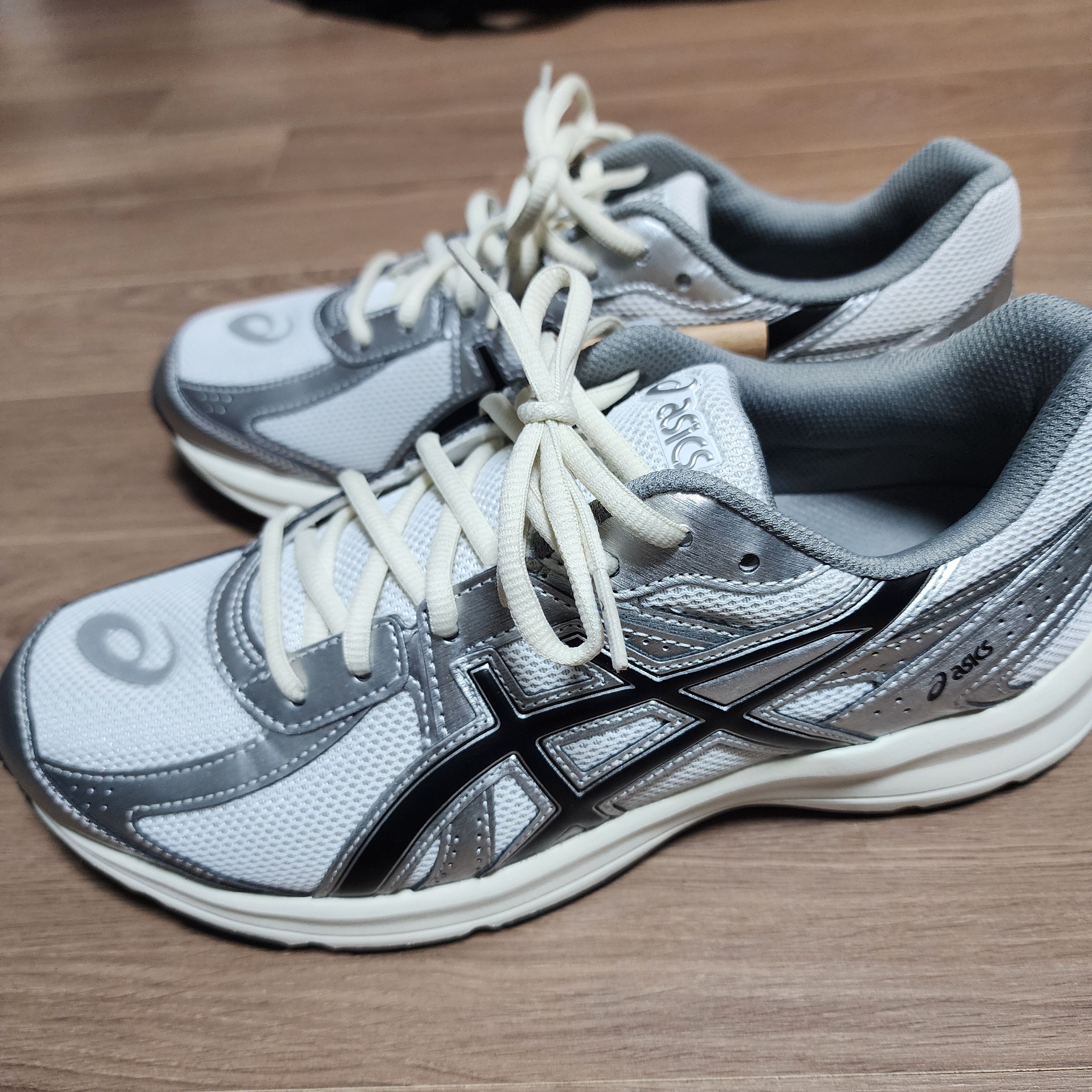 Asics Jog 100 S White Black - 2E Wide 착용 스타일 - 2