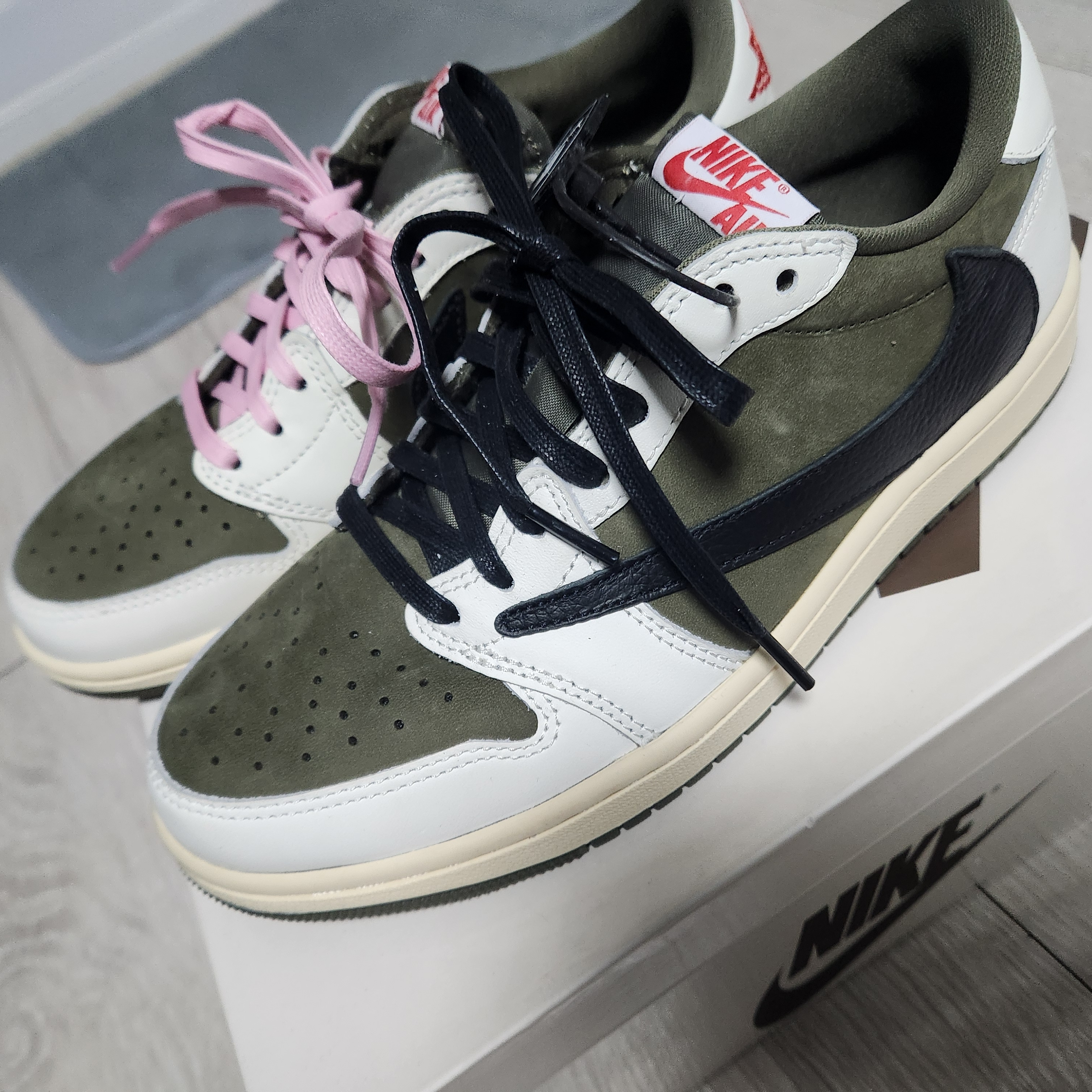 Jordan 1 x Travis Scott Retro Low OG SP Reverse Olive 착용 스타일 - 1