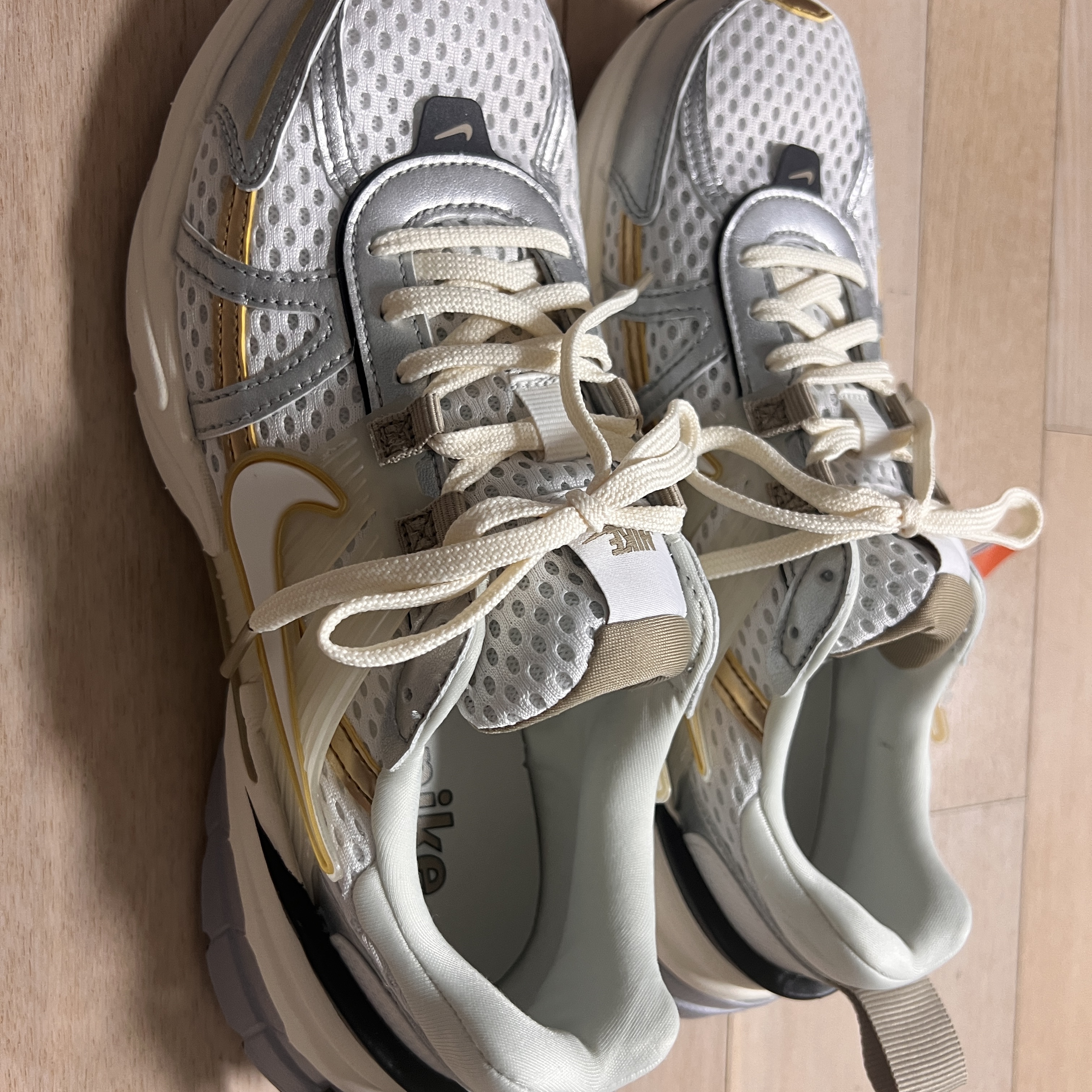 (W) Nike V2K Run White Khaki 착용 스타일 - 3