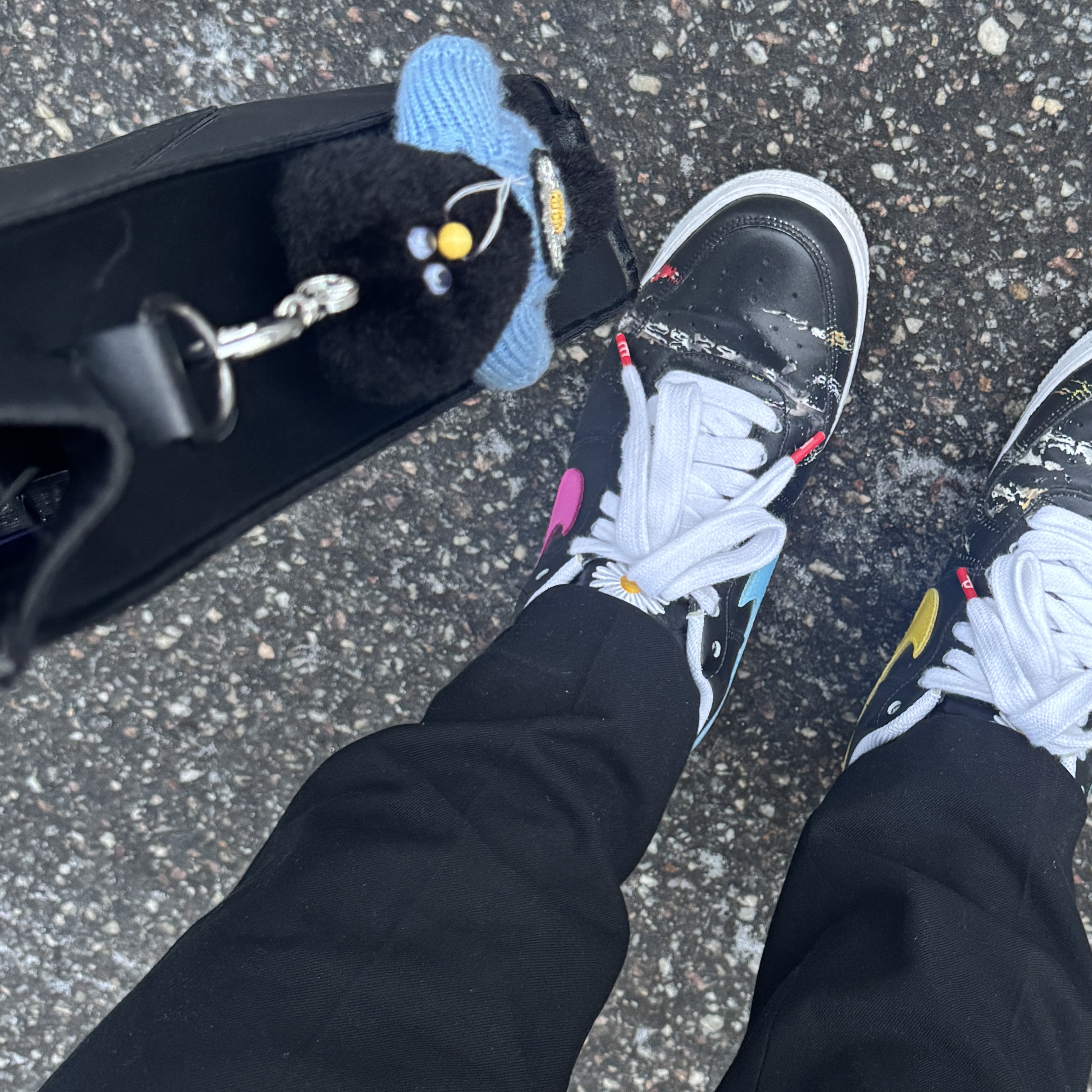 Monamhee x Peaceminusone Daihee Plush Keyring, Nike x Peaceminusone Air Force 1 Low Para-Noise 3.0 Black and Multicolor 착용 스타일 - 1