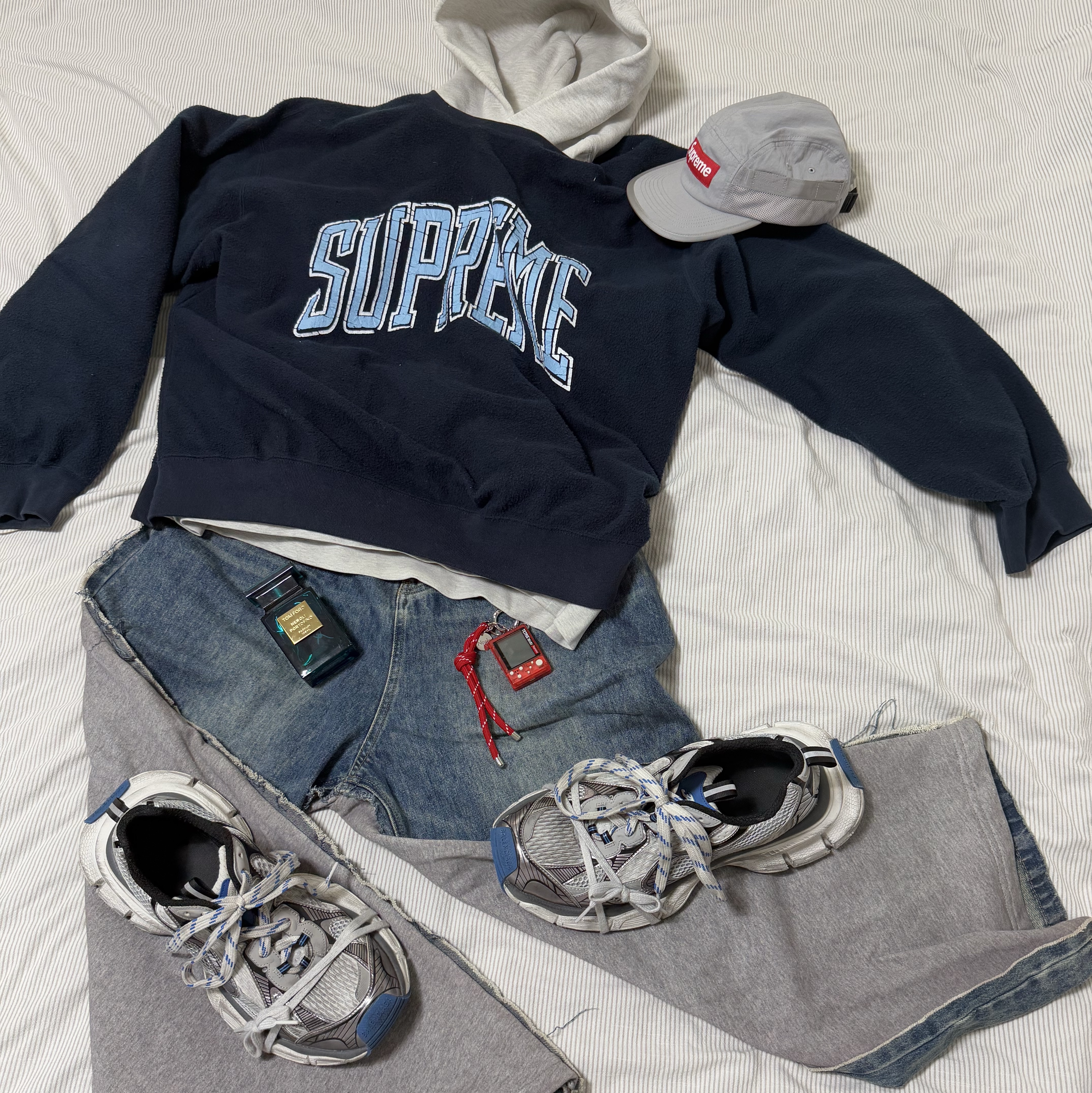 Supreme Mesh Pocket Camp Cap Silver - 24FW, Supreme Inside Out Crewneck Navy - 23FW 착용 스타일