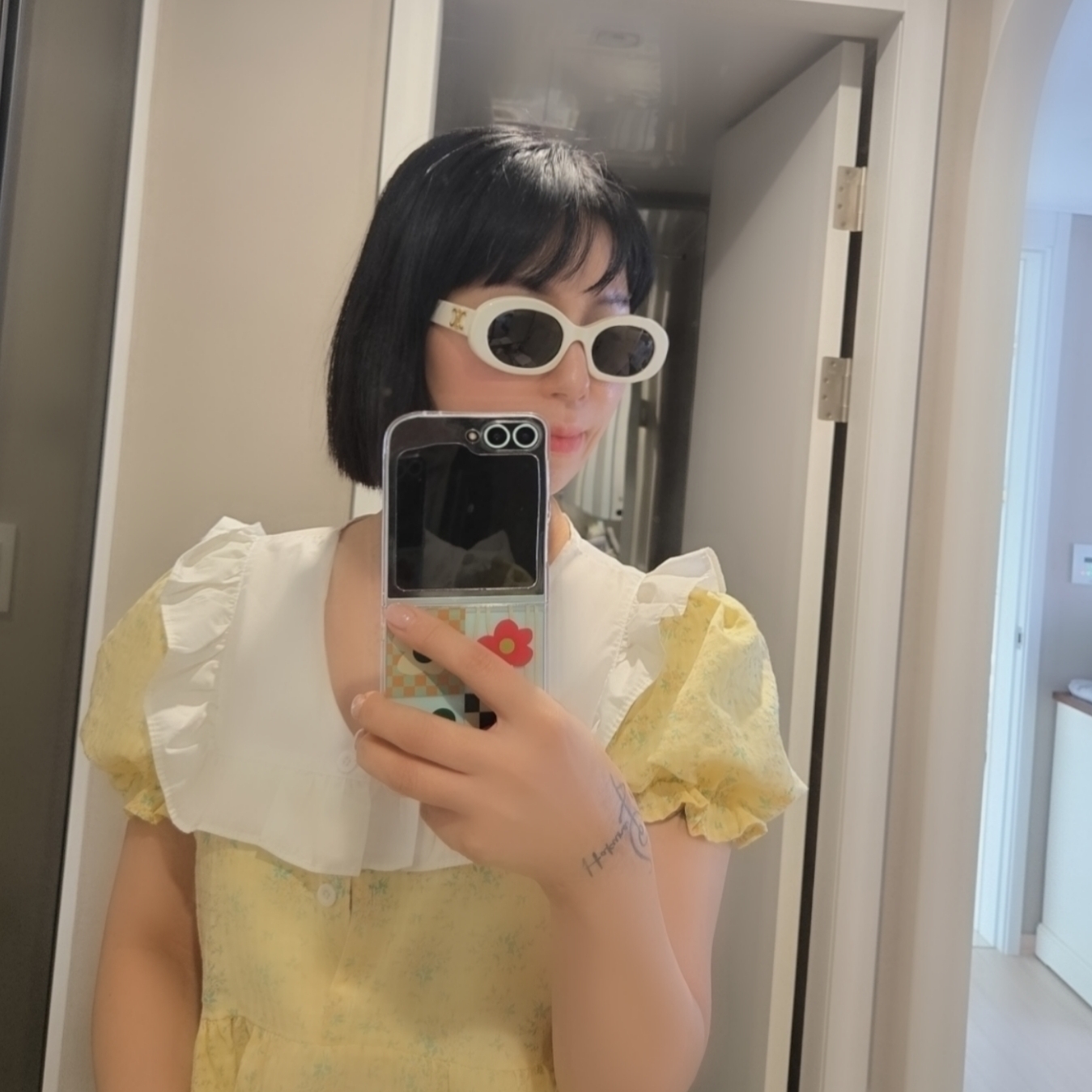 (W) Celine Triomphe 01 Sunglasses in Acetate White 착용 스타일