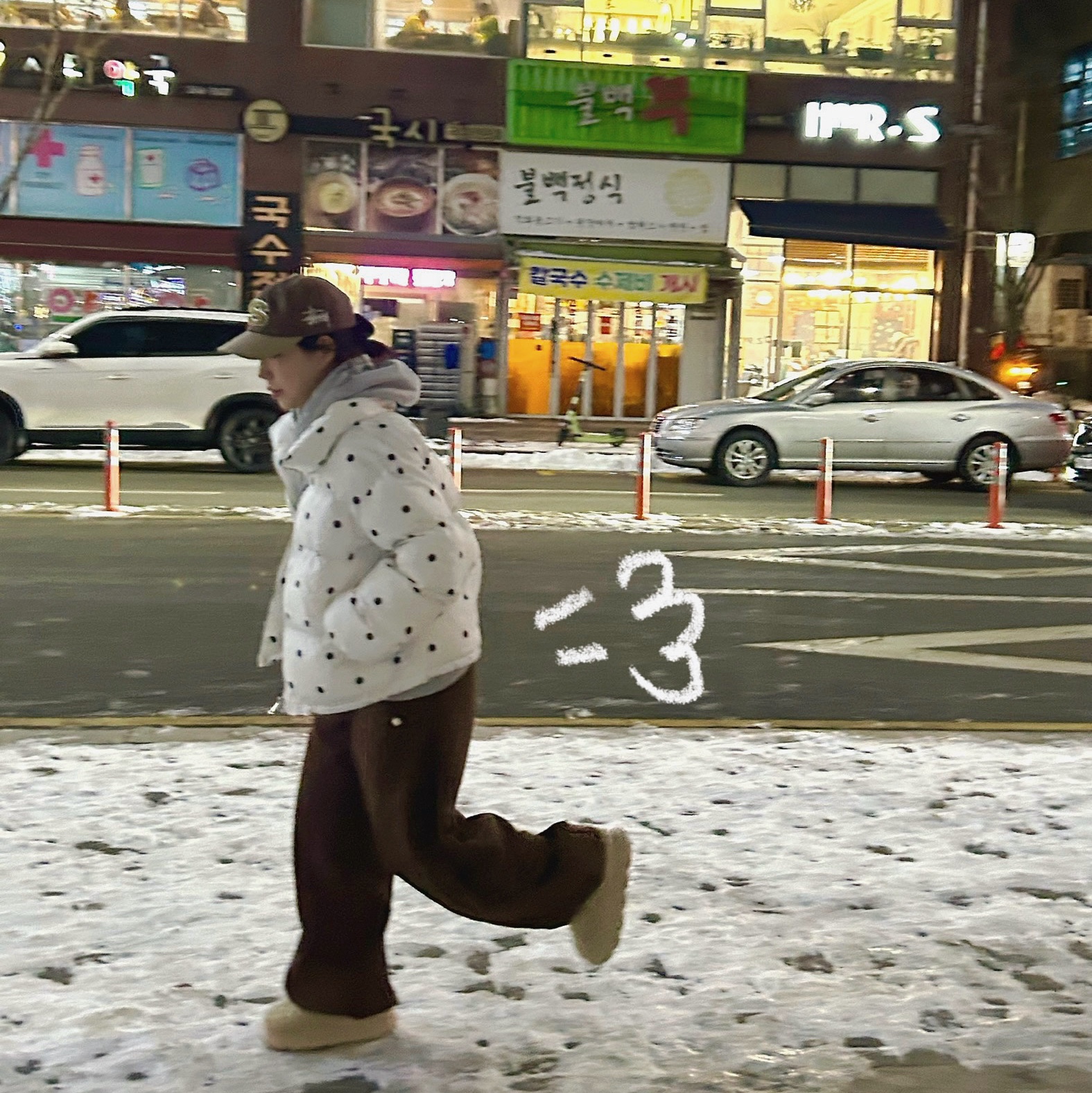 Stussy Chenille S Low Pro Cap Brown, Thisisneverthat T-Logo LT Hoodie Heather Grey 착용 스타일 - 1