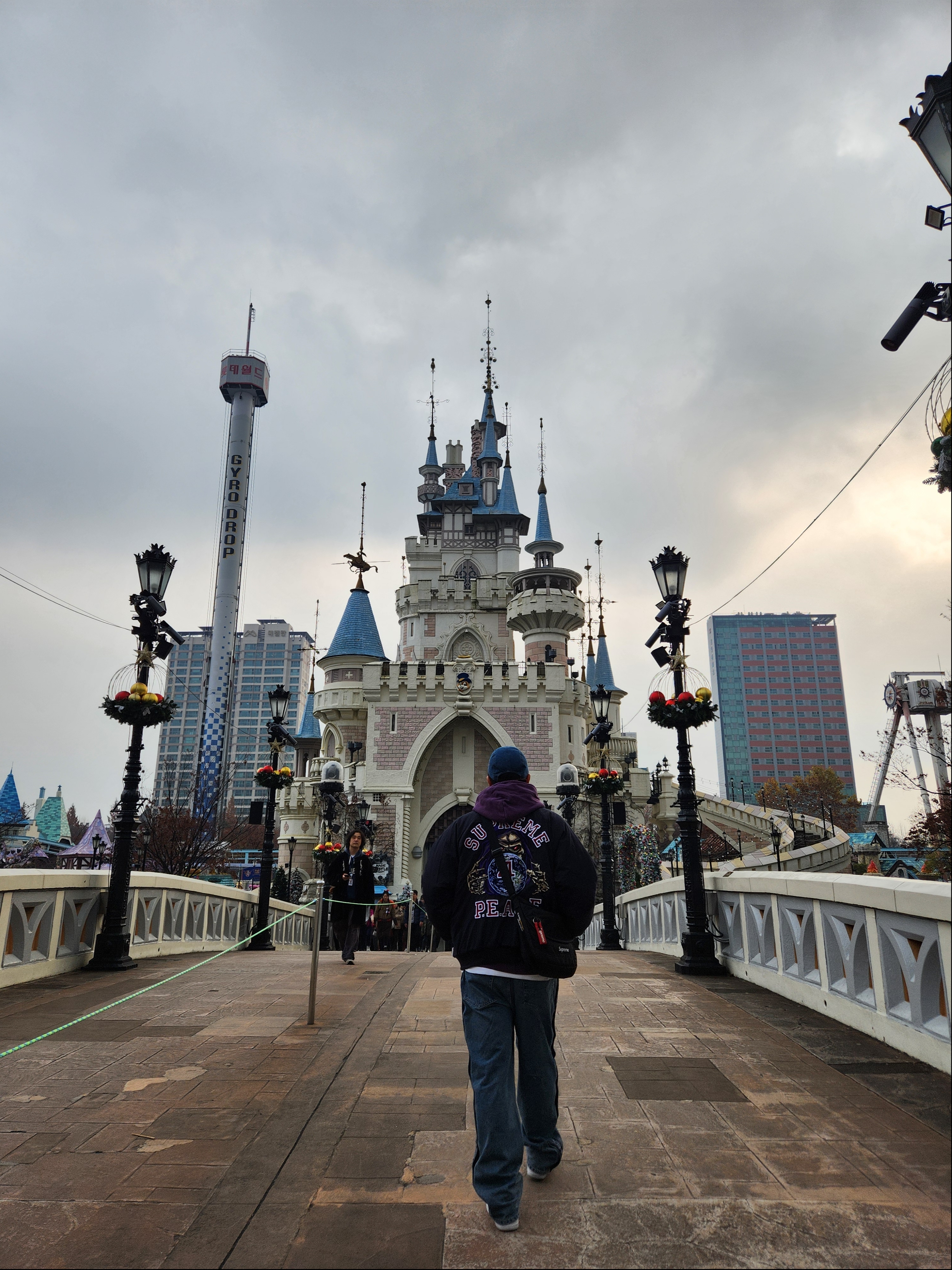 Supreme Washed Chino Twill Camp Cap Denim - 22FW, Supreme Peace Embroidered Work Jacket Navy - 23FW 착용 스타일 - 3