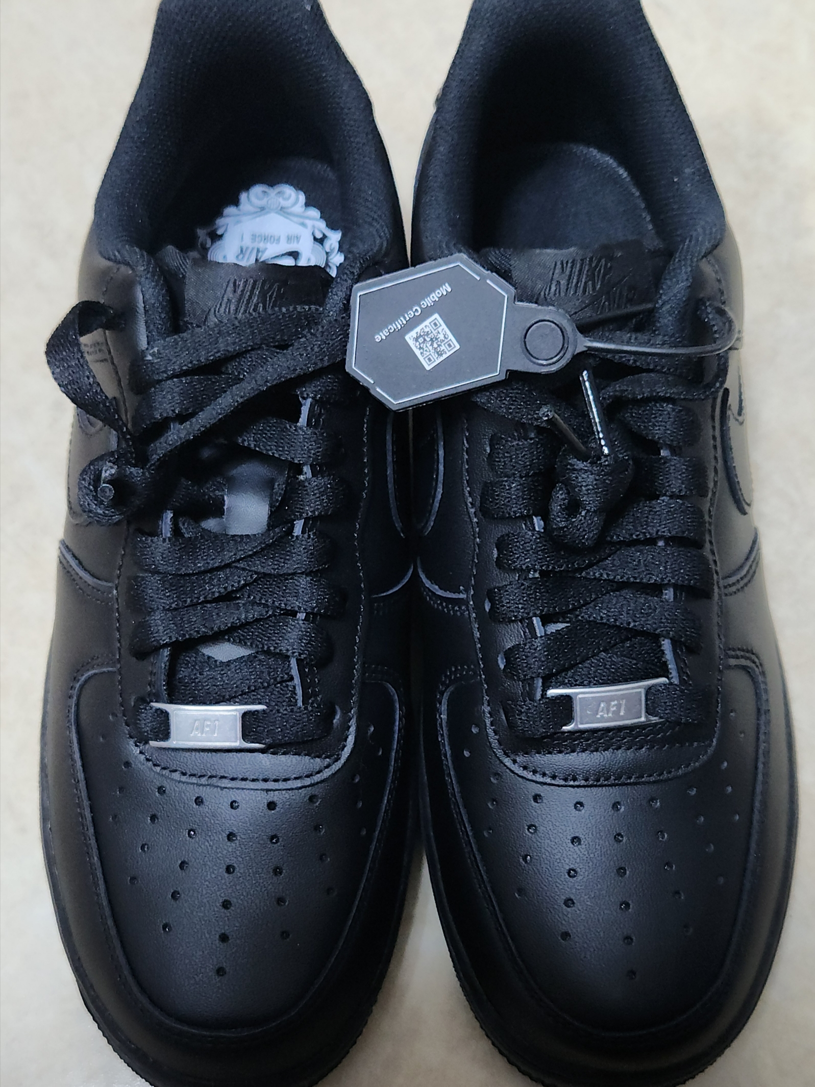 Nike Air Force 1 '07 Low Triple Black 착용 스타일 - 4