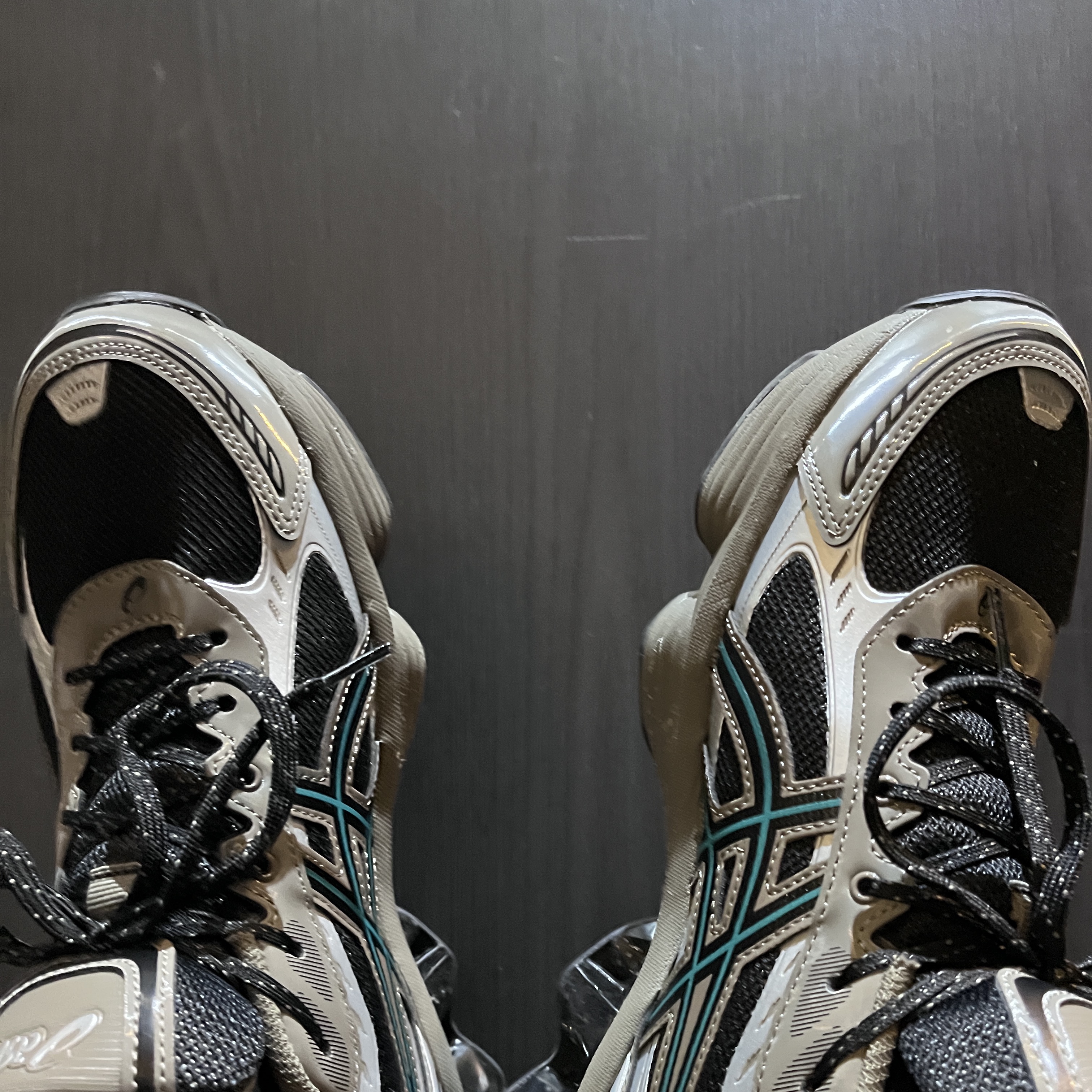 Asics Gel-Kinetic Fluent Black Dark Taupe 착용 스타일 - 2