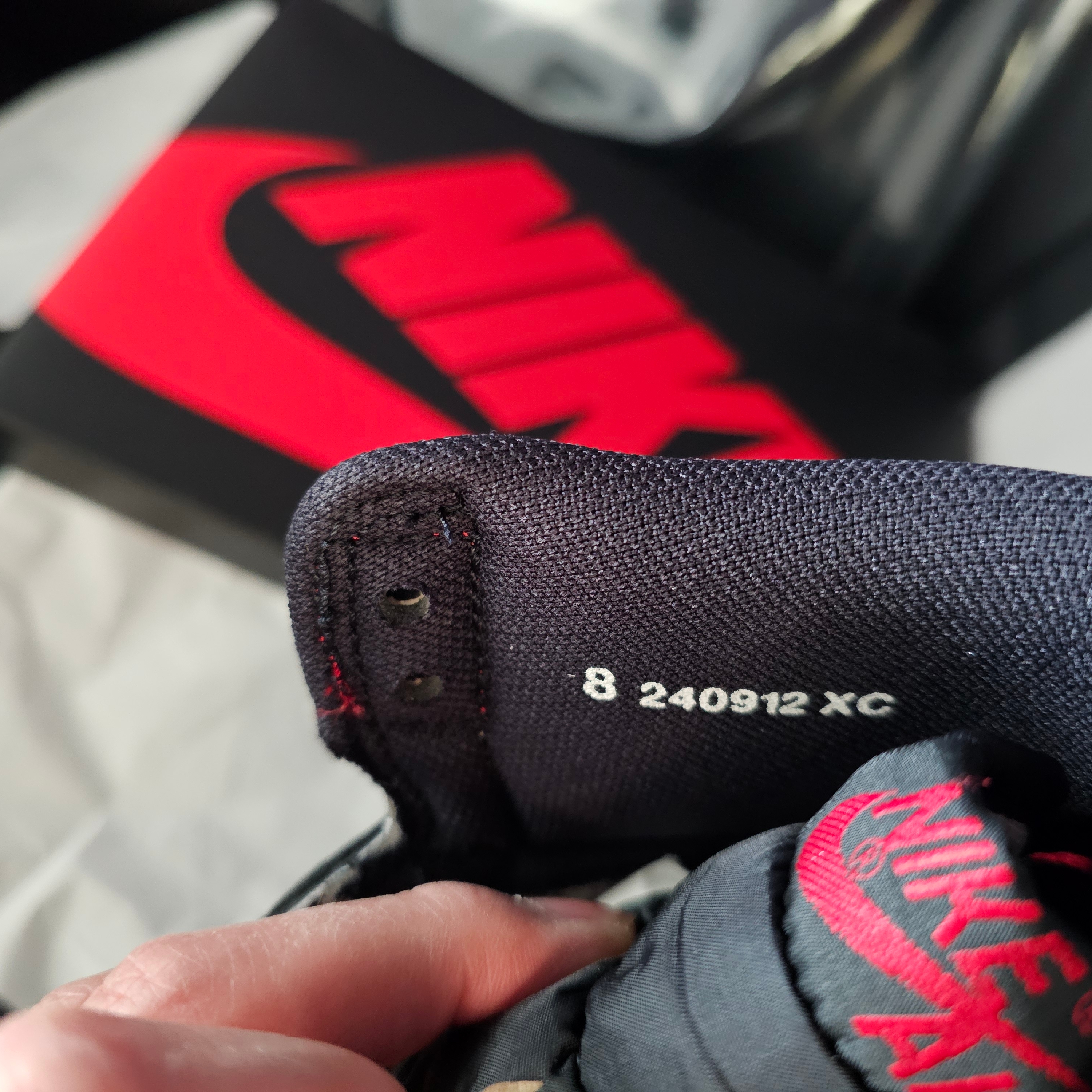 Jordan 1 High 85 Bred, FRANKLY Silky Satin Pajama Set Up Navy 착용 스타일 - 6