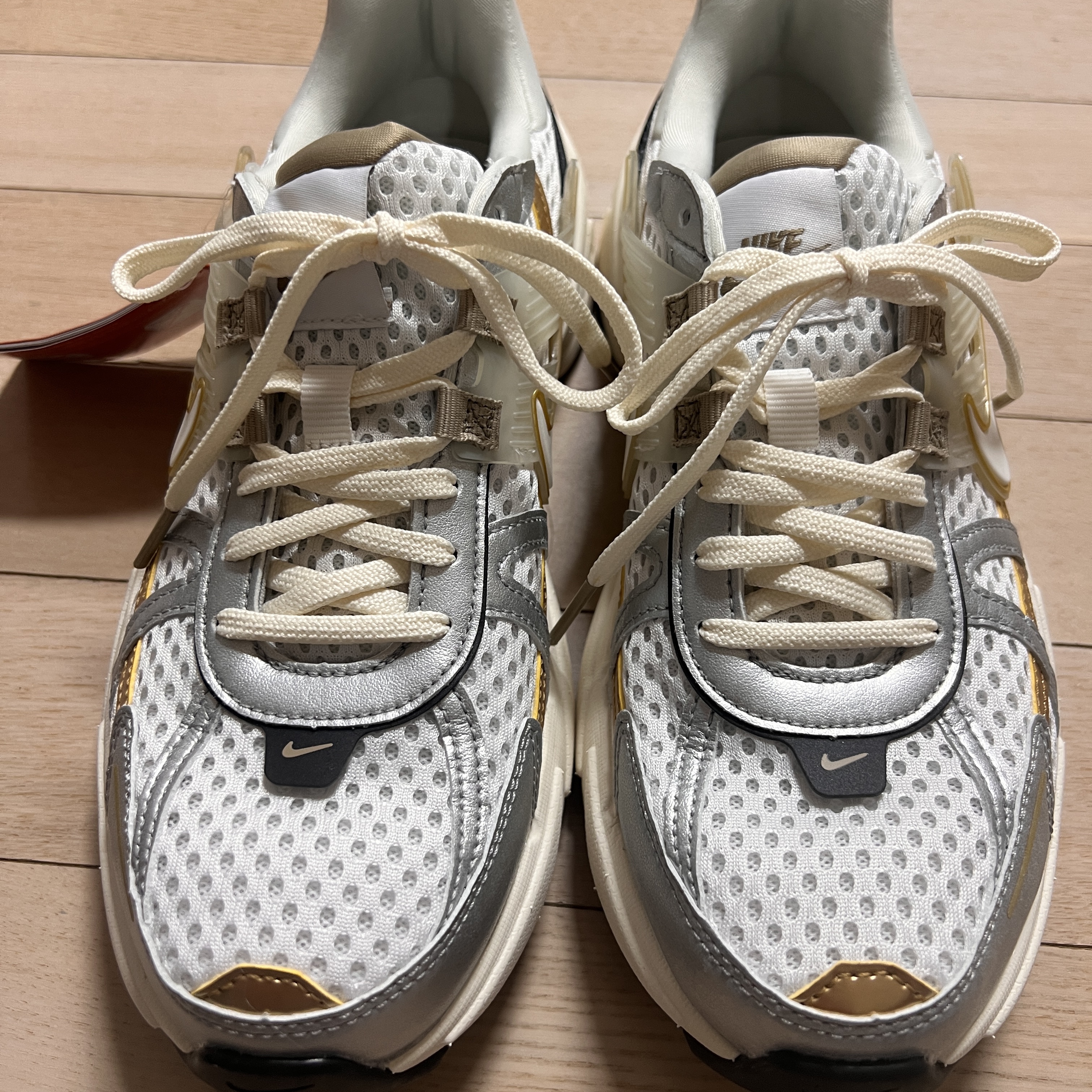 (W) Nike V2K Run White Khaki 착용 스타일 - 2