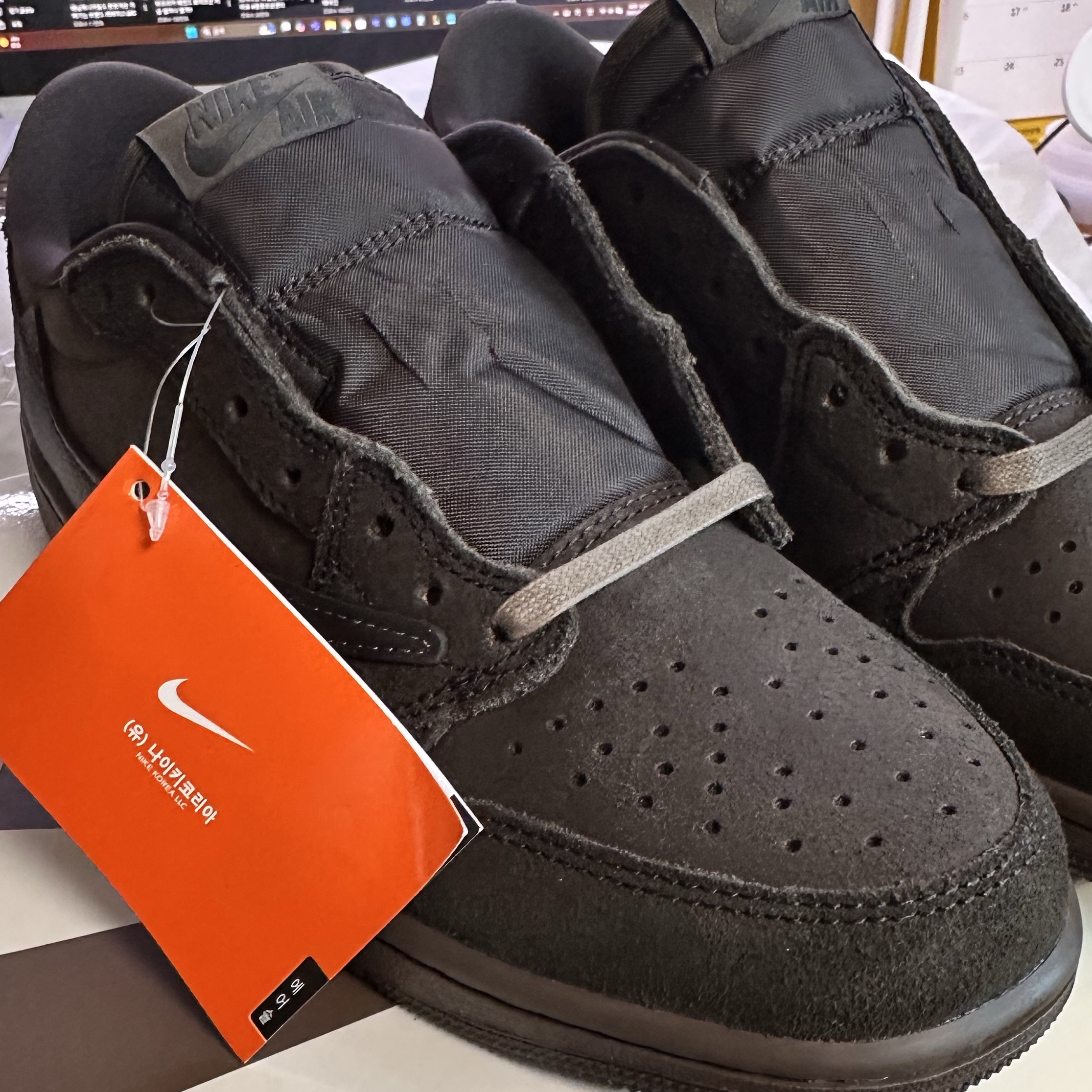 Jordan 1 x Travis Scott Retro Low OG SP Velvet Brown and Dark Mocha 착용 스타일