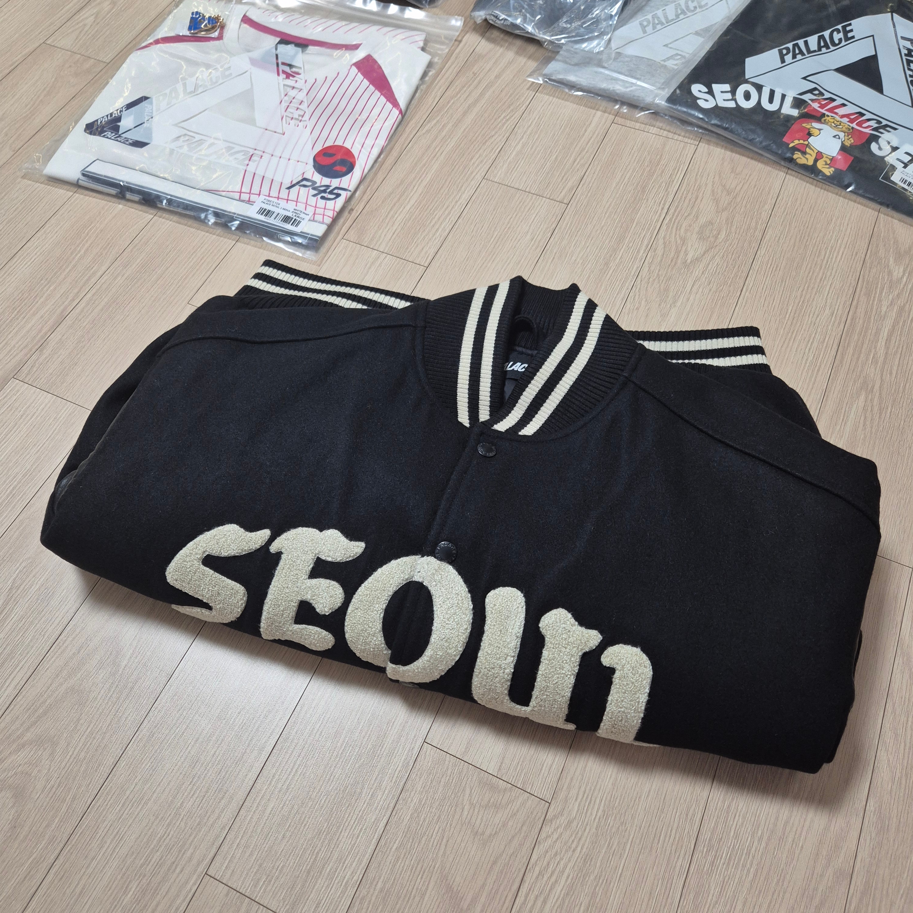 Palace Seoul 2 Seoul Varsity Jacket Black - 25SS, Palace Seoul 2 Seoul 6-Panel Cap Black - 25SS 착용 스타일 - 7