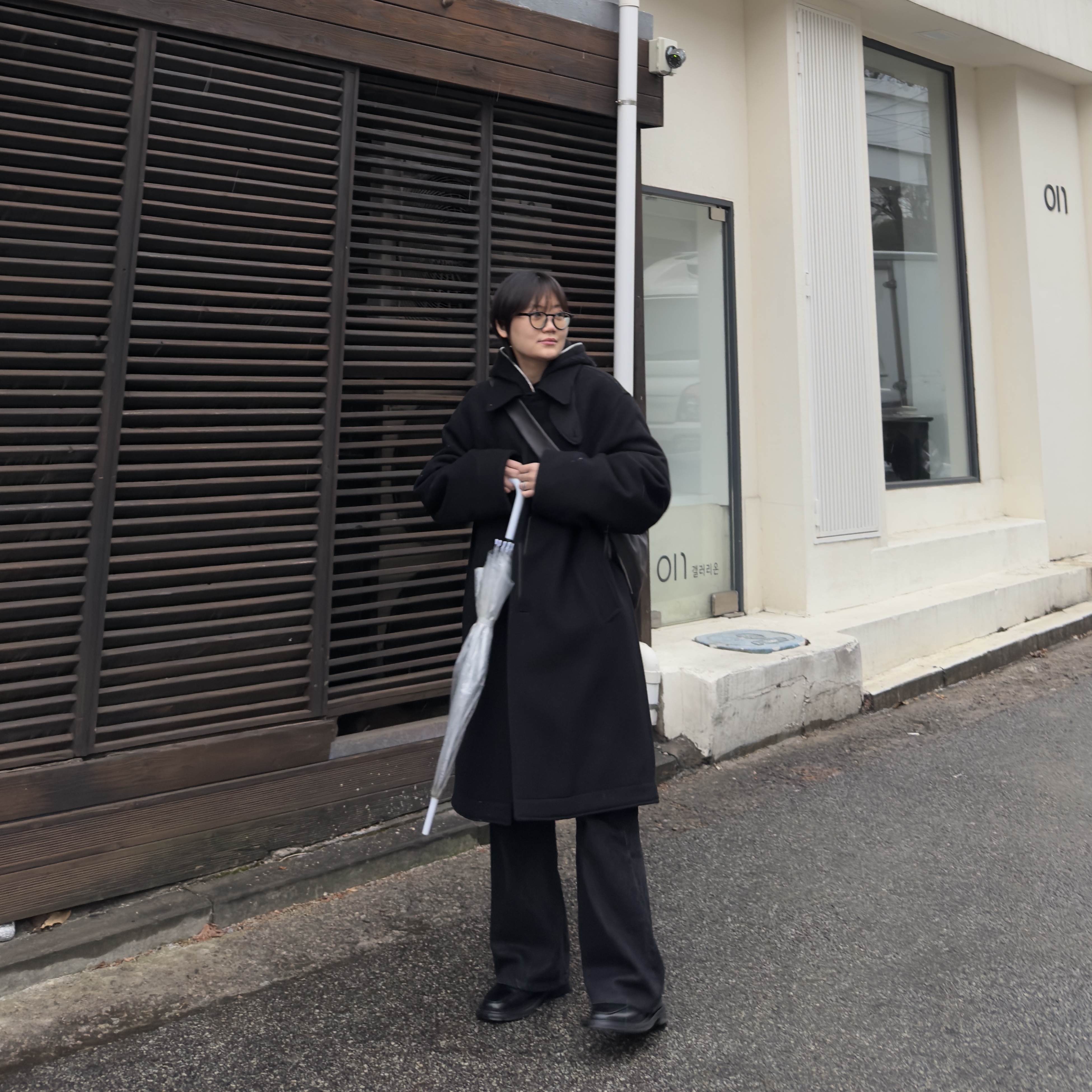 Our Legacy Black Slyly Herringbone Car Coat, STU Oversole Leather Loafer Black 착용 스타일 - 3