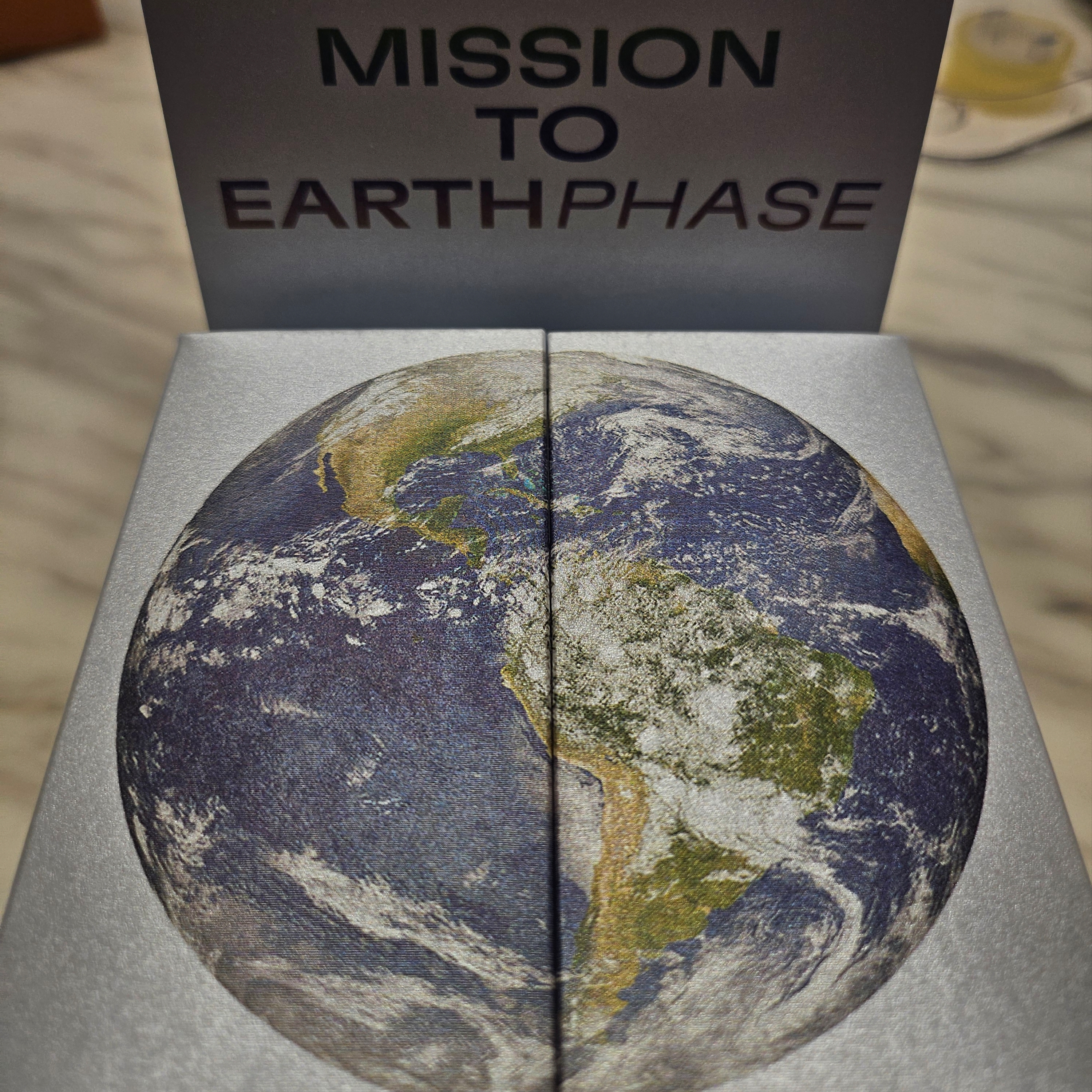 Swatch x Omega Bioceramic MoonSwatch Mission To Earthphase 착용 스타일 - 1
