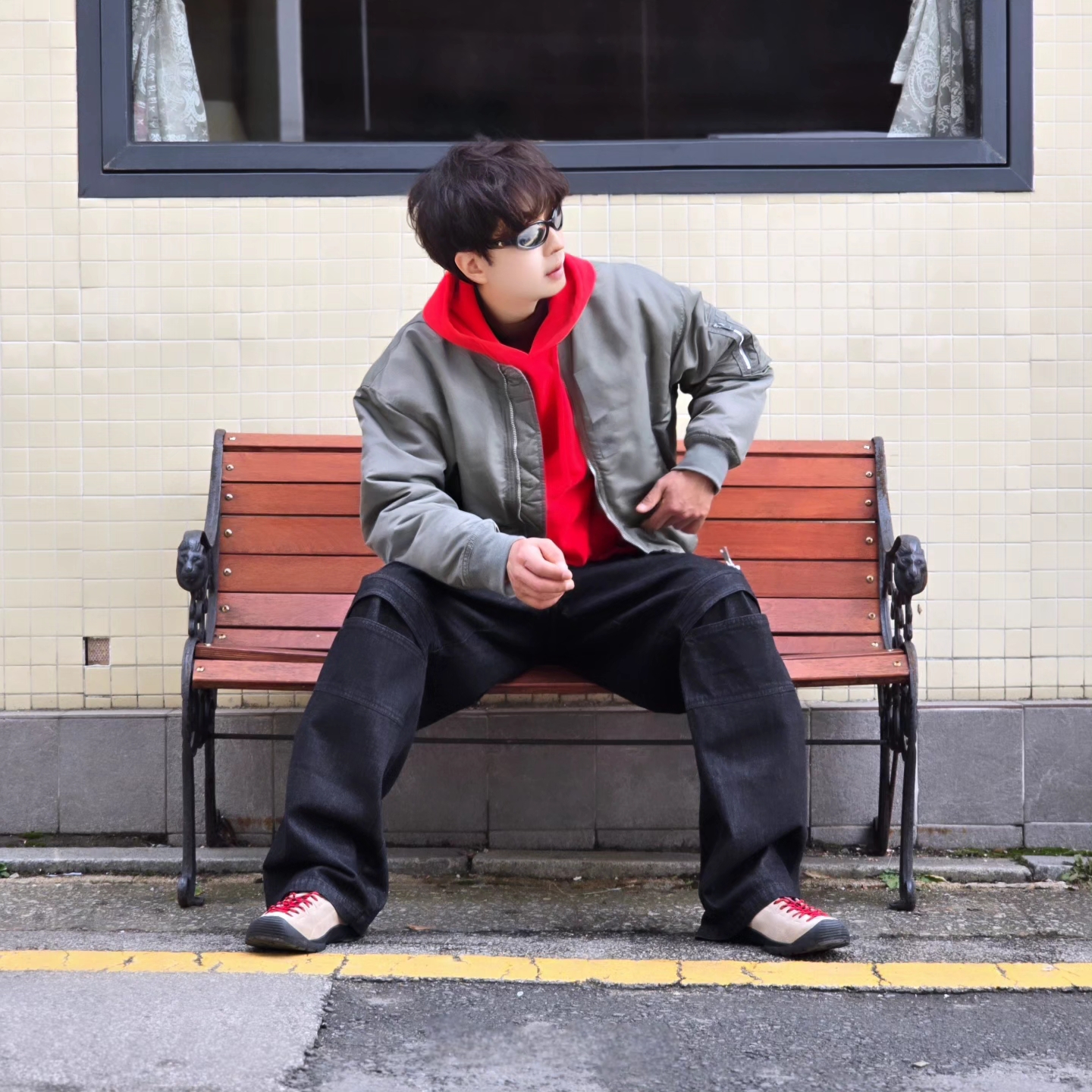 Stussy Beach Roots Hoodie Red, Keen Jasper Suede Sneakers Silver Mink 착용 스타일 - 1