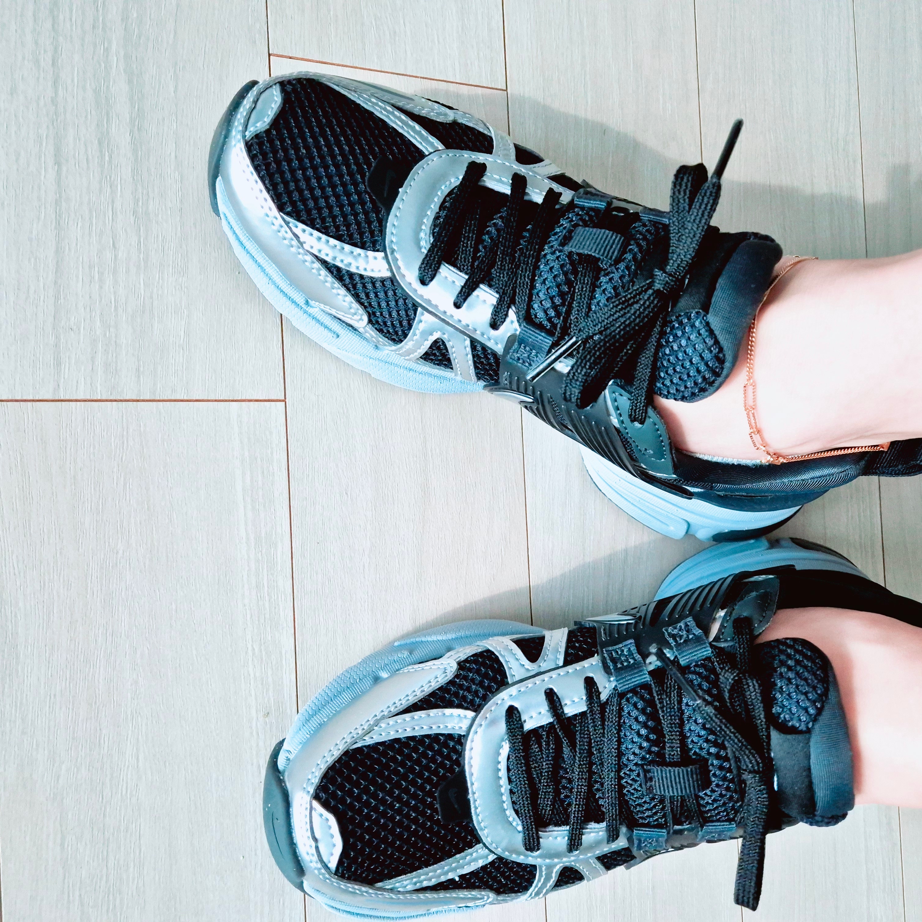 (W) Nike V2K Run Black Dark Smoke Grey 착용 스타일