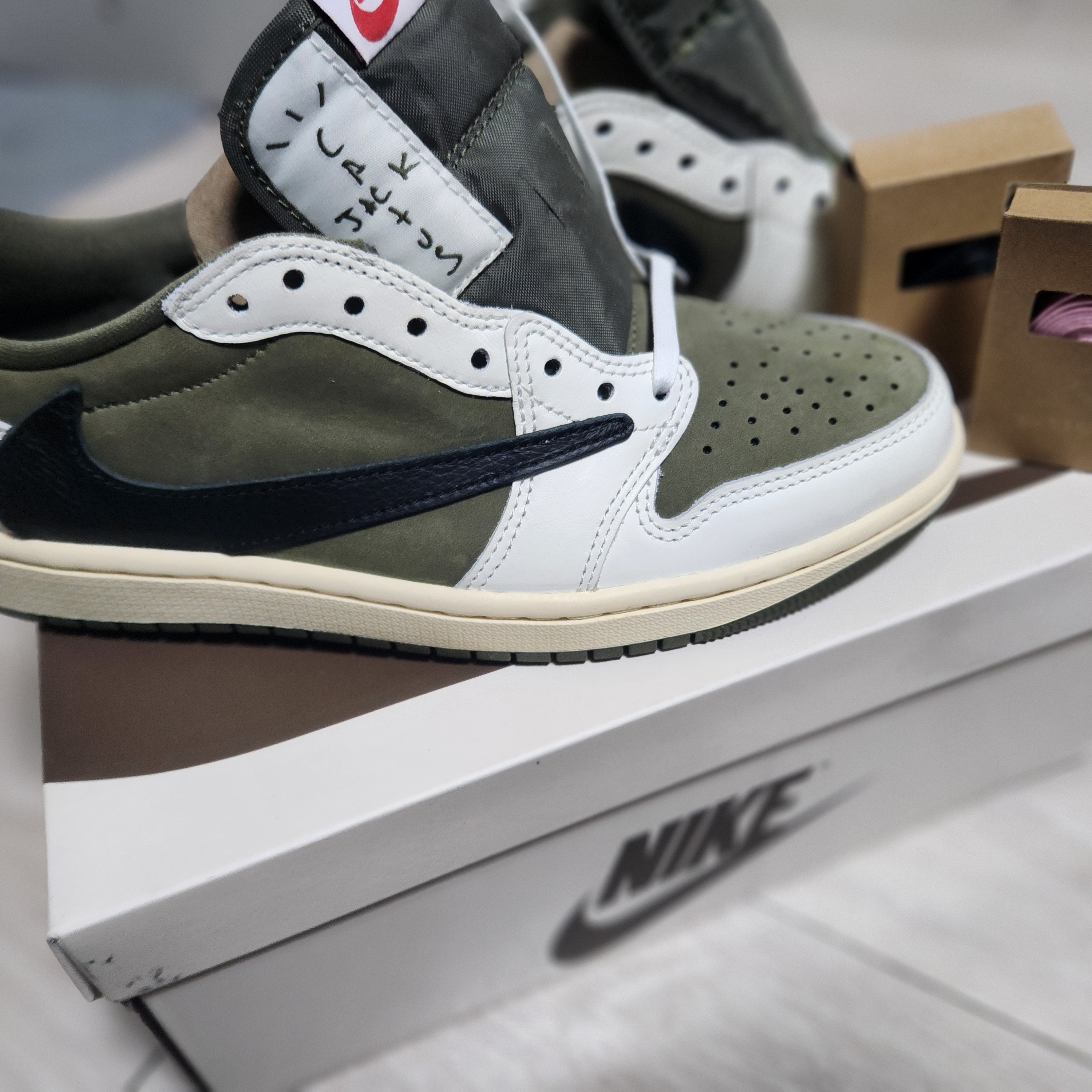 Jordan 1 x Travis Scott Retro Low OG SP Reverse Olive 착용 스타일 - 2
