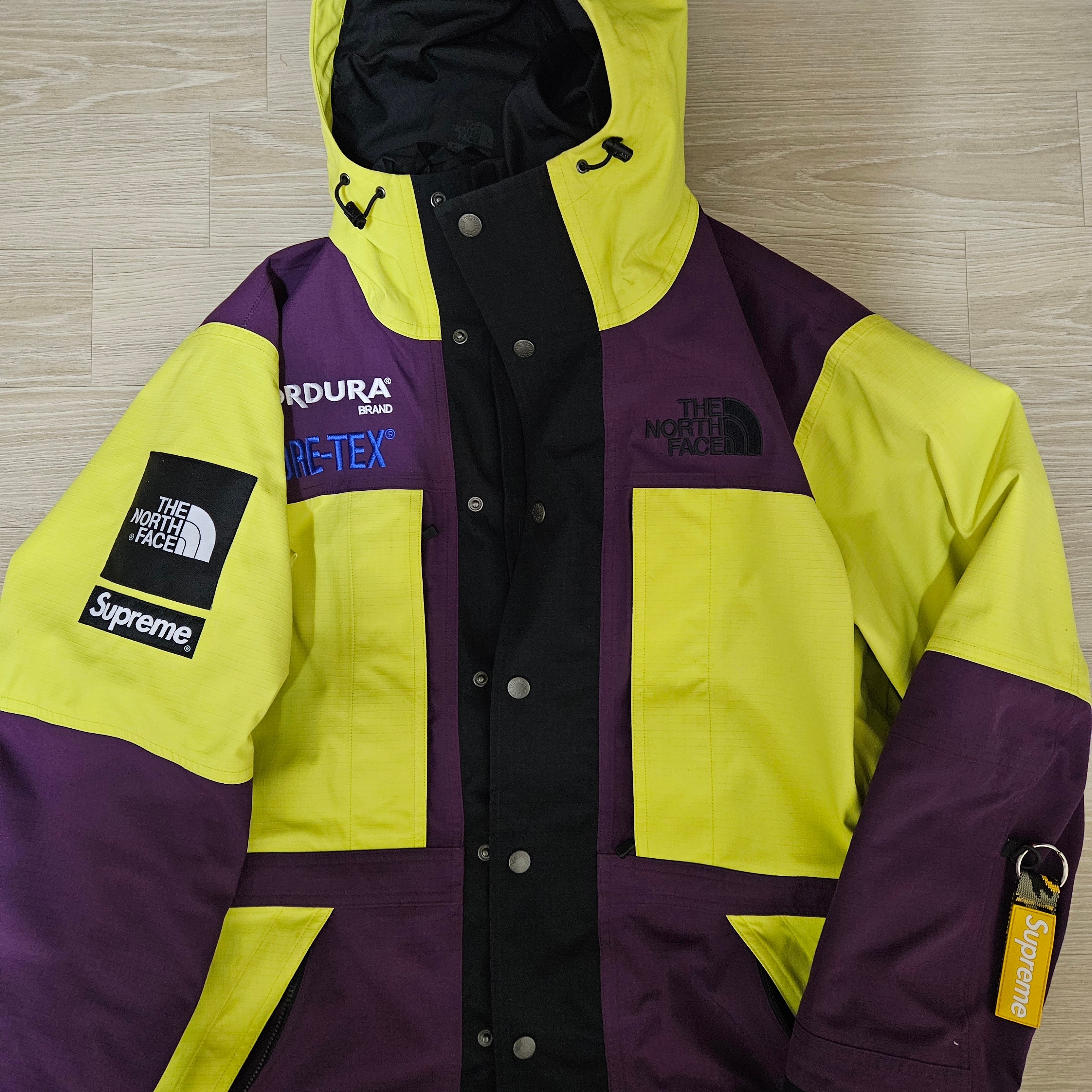 Supreme x The North Face Expedition Jacket Sulphur - 18FW, Supreme Webbing Keychain Yellow Camo - 23SS 착용 스타일