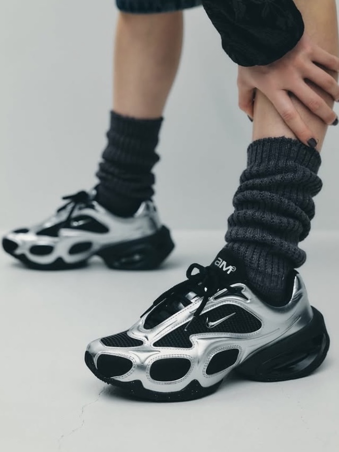 (W) Nike Air Max Muse Black and Metallic Silver 착용 스타일 - 4