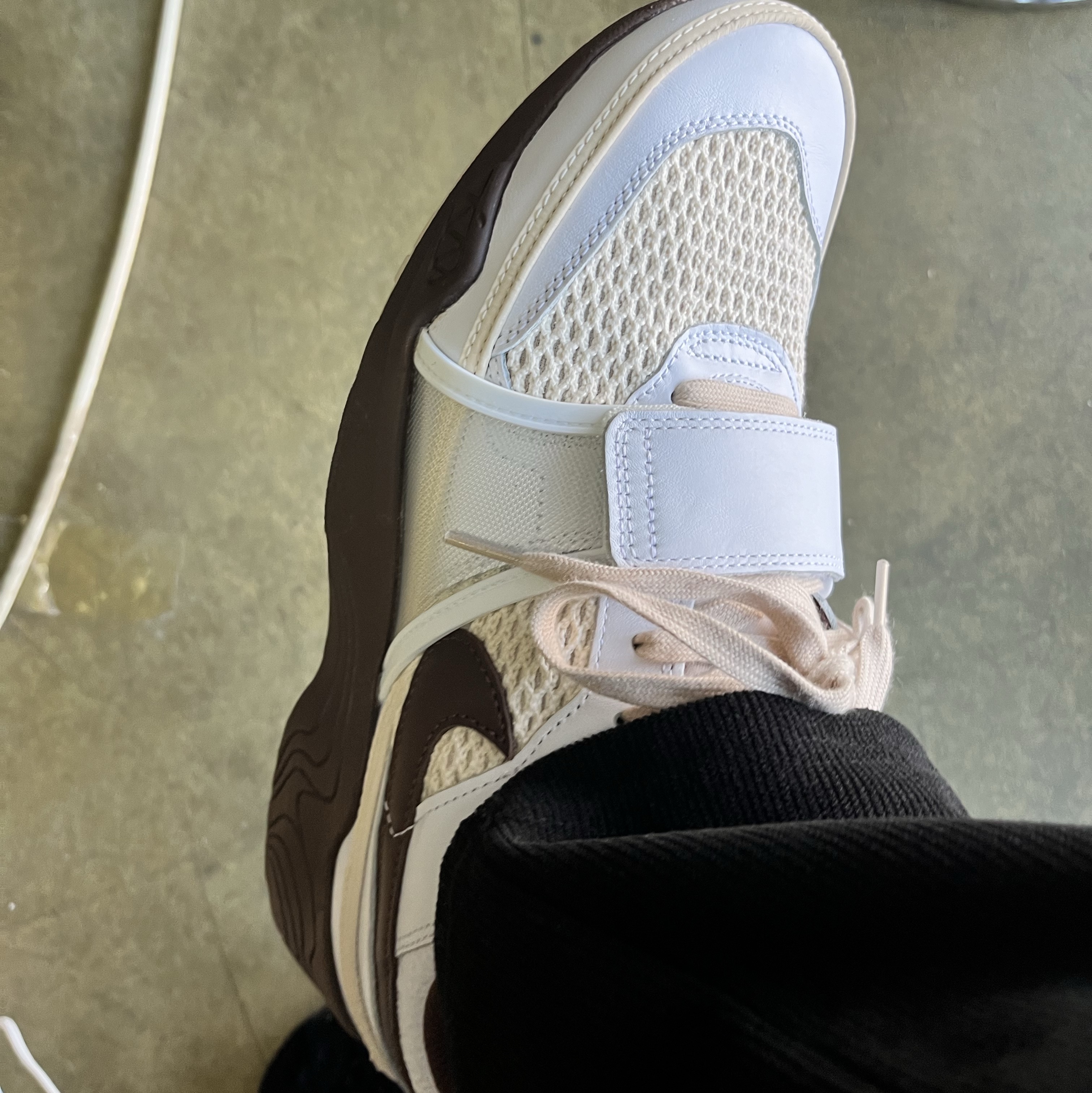 Nike x Travis Scott Zoom Field Jaxx White and Light Chocolate 착용 스타일