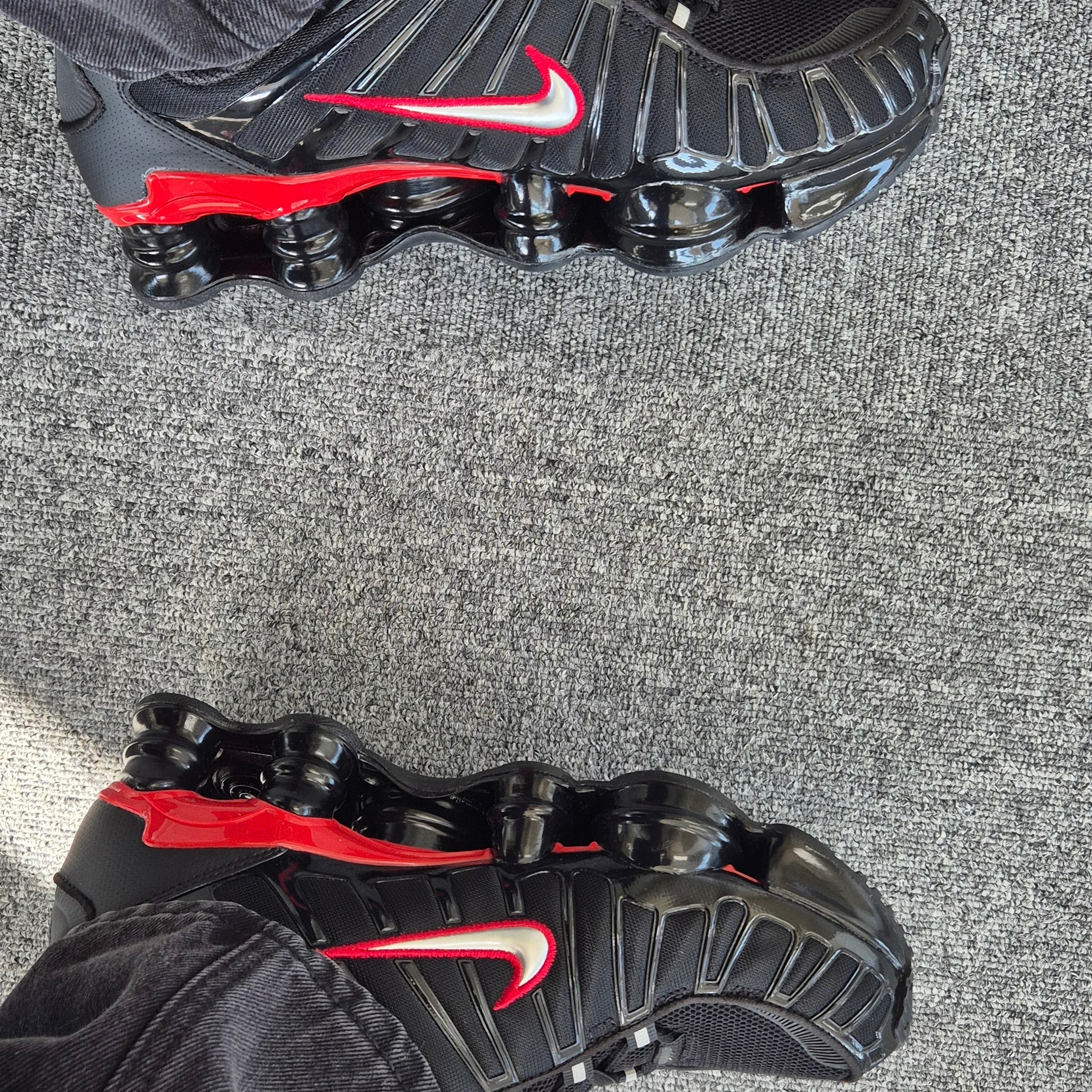 Nike Shox TL Black University Red 착용 스타일