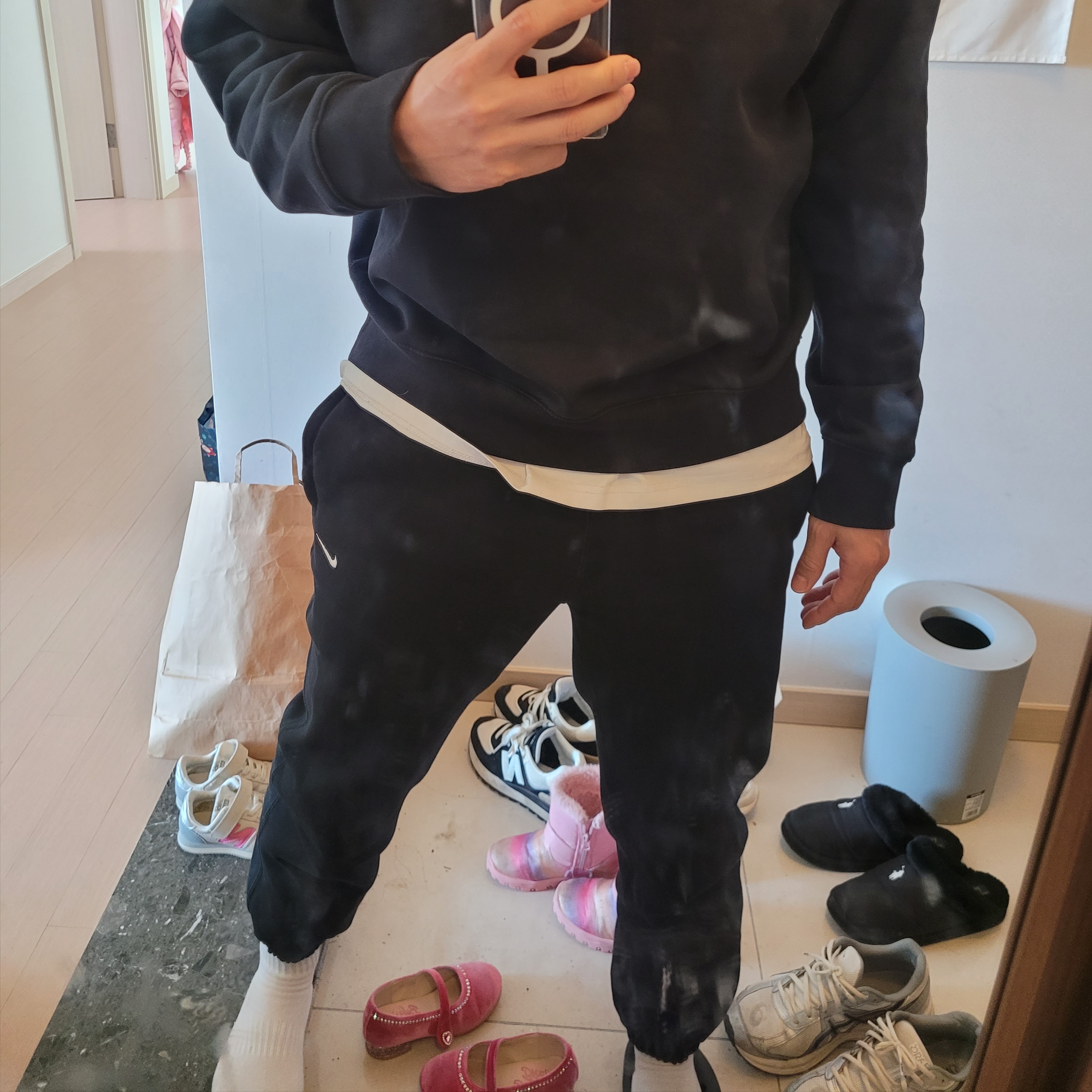 (W) Nike NRG Solo Swoosh Fleece Pants Black White - Asia 착용 스타일
