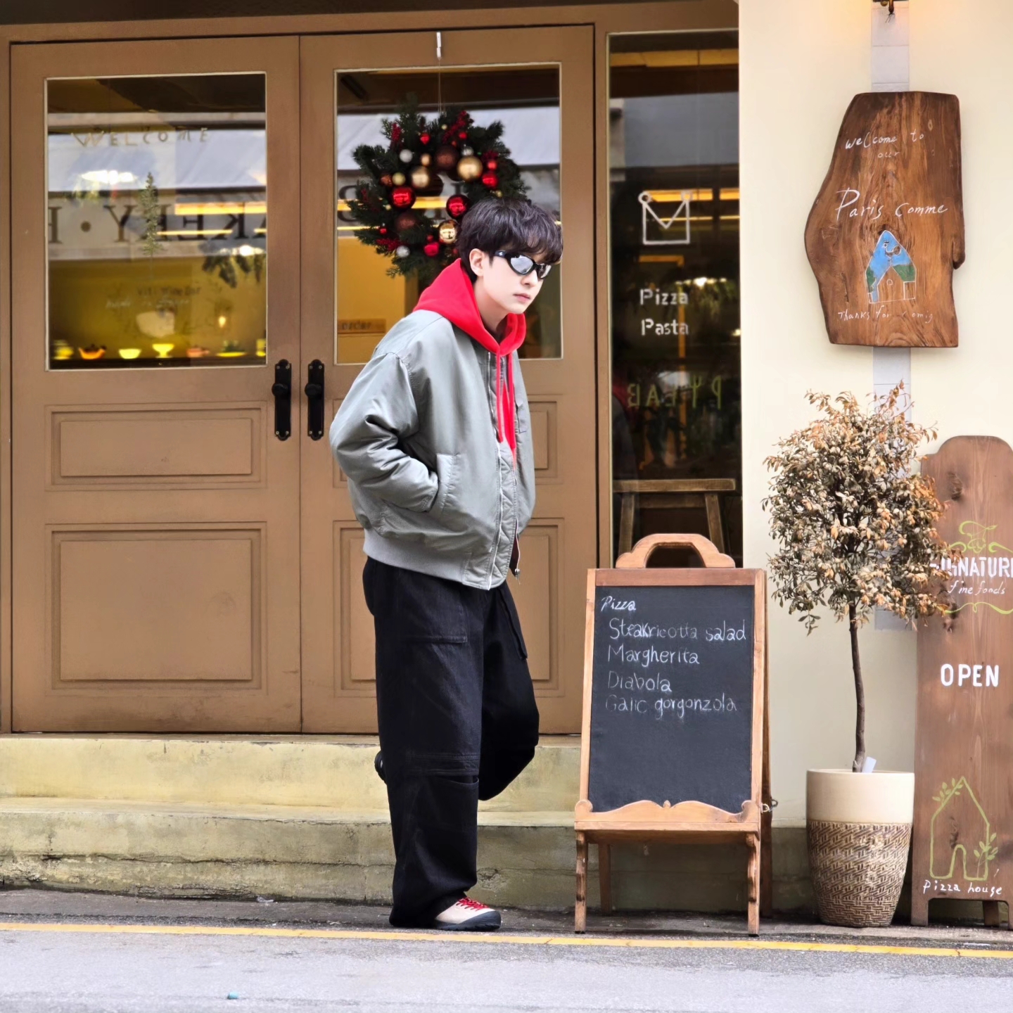 Stussy Beach Roots Hoodie Red, Keen Jasper Suede Sneakers Silver Mink 착용 스타일 - 1