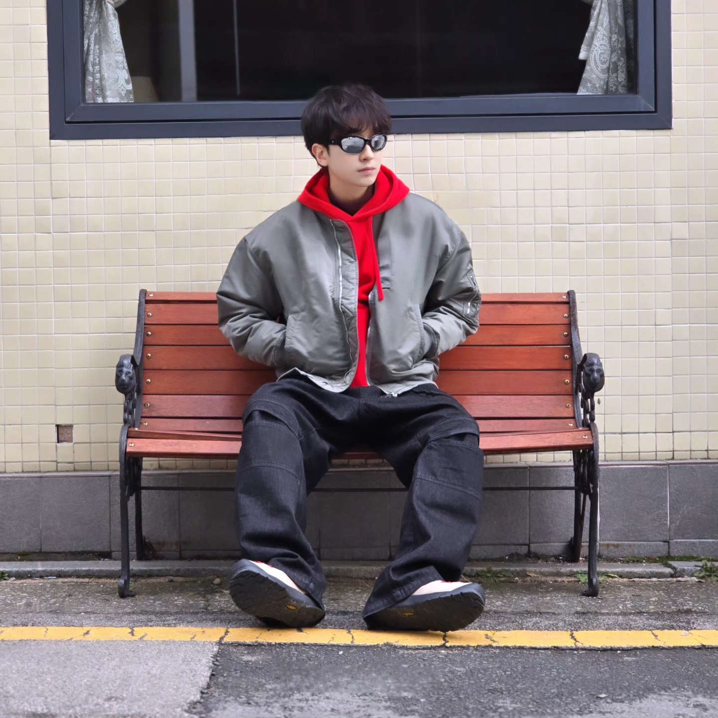 Stussy Beach Roots Hoodie Red, Keen Jasper Suede Sneakers Silver Mink 착용 스타일 - 2