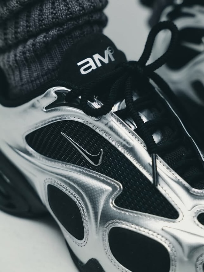 (W) Nike Air Max Muse Black and Metallic Silver 착용 스타일 - 2