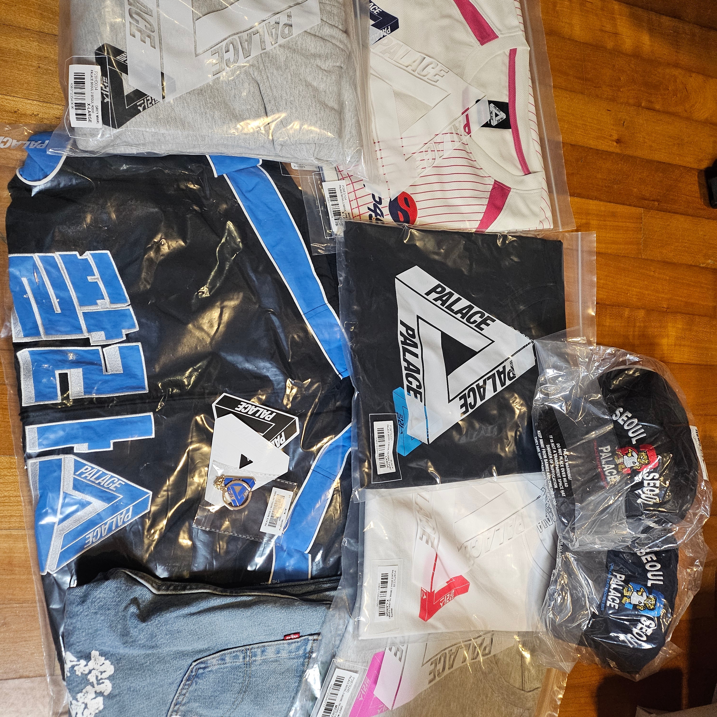 Palace Seoul 2 Seoul Track Jacket Black Blue - 25SS, Palace Seoul 2 Seoul Tri-Ferg T-Shirt Black - 25SS 착용 스타일