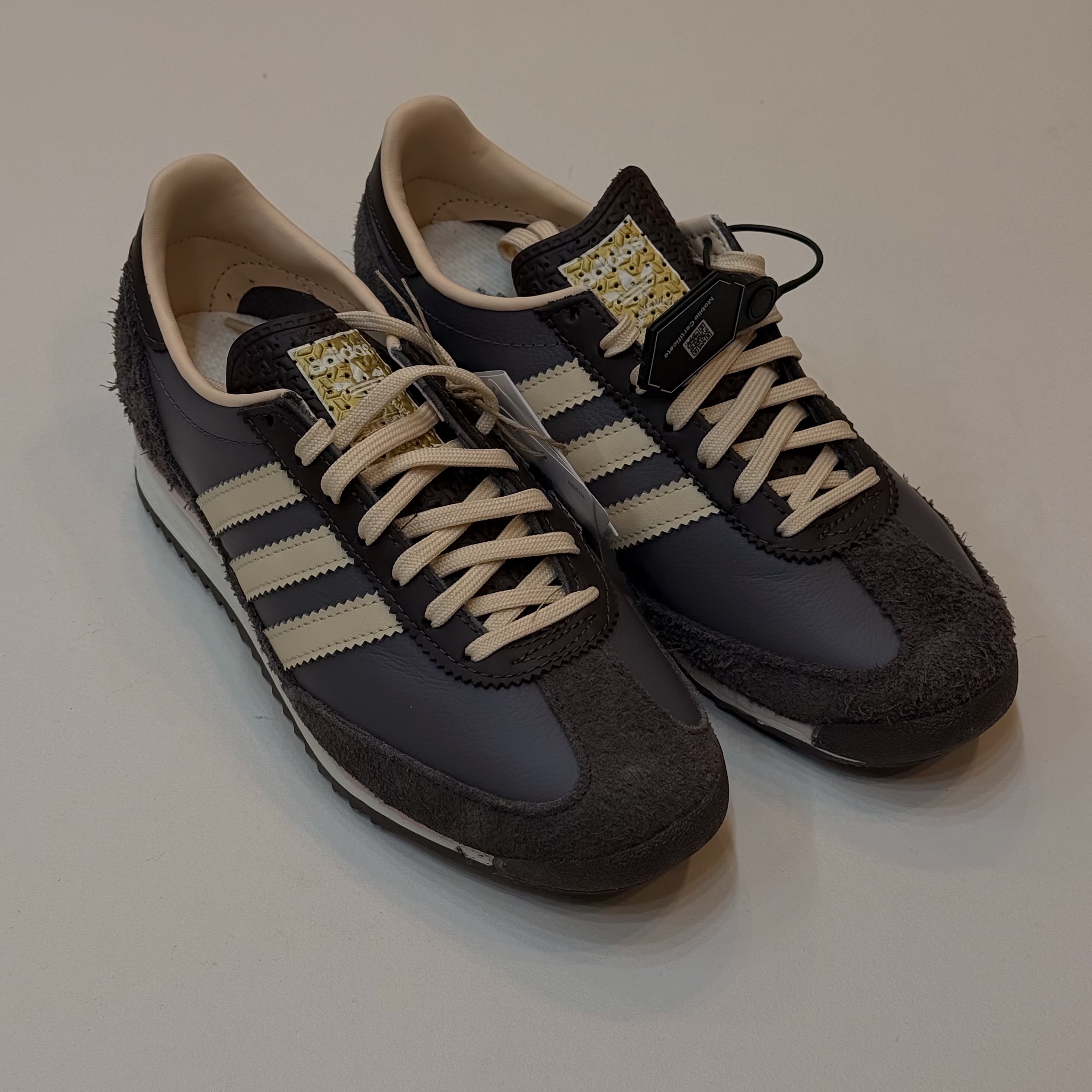 Adidas SL 72 OG Charcoal Crystal Sand 착용 스타일