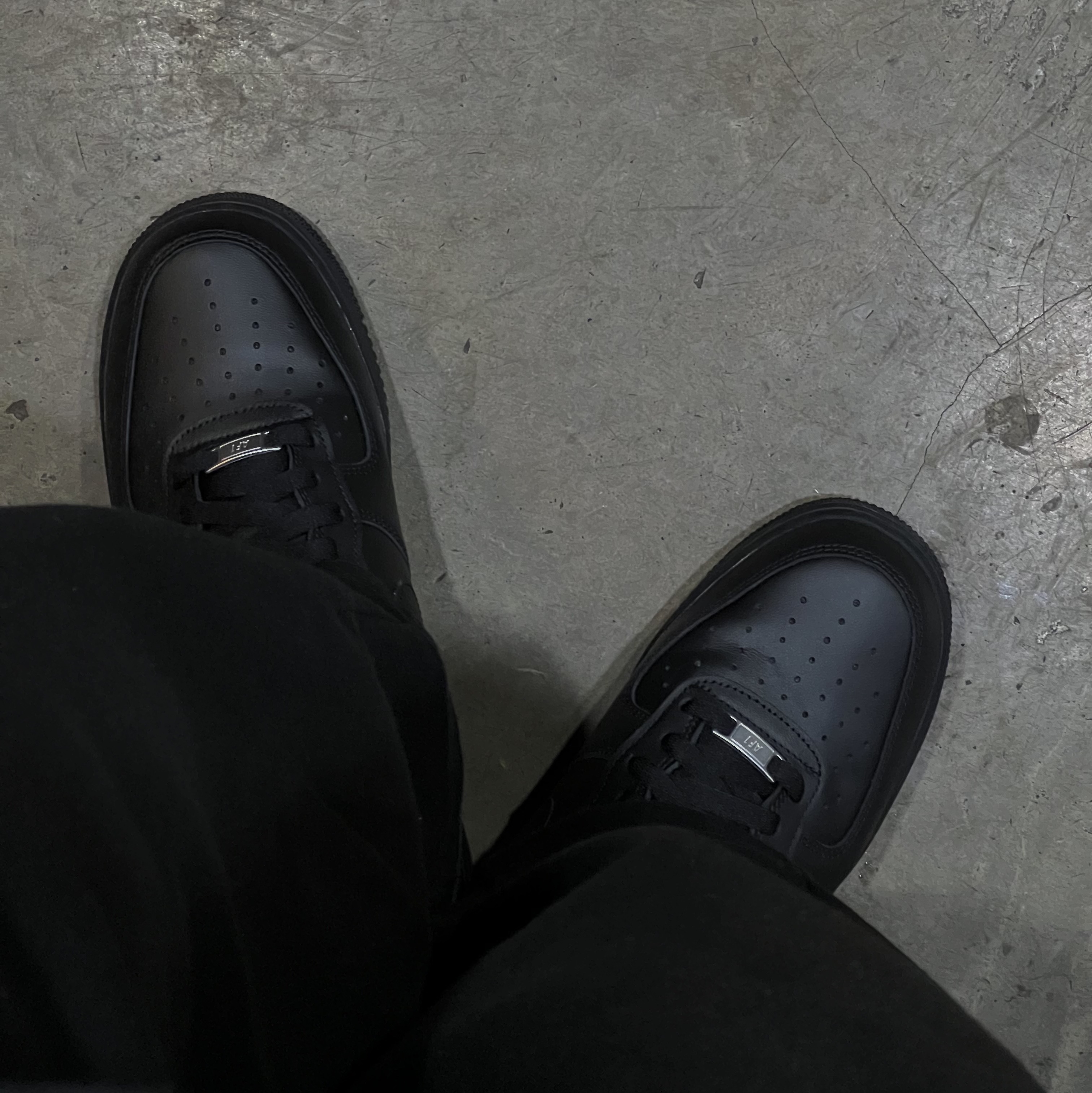 Nike Air Force 1 '07 Low Triple Black 착용 스타일