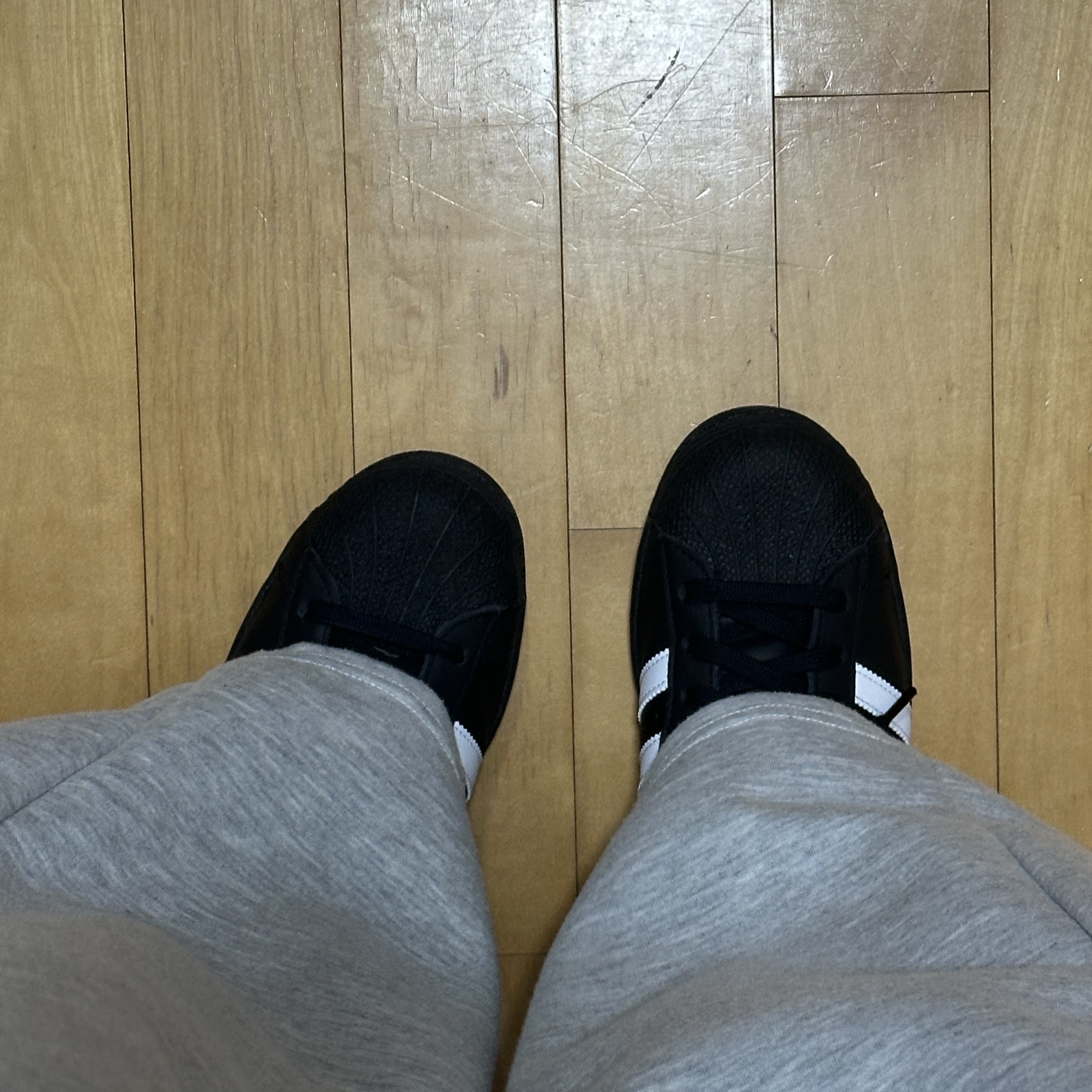 Adidas Superstar Core Black White 착용 스타일 - 2