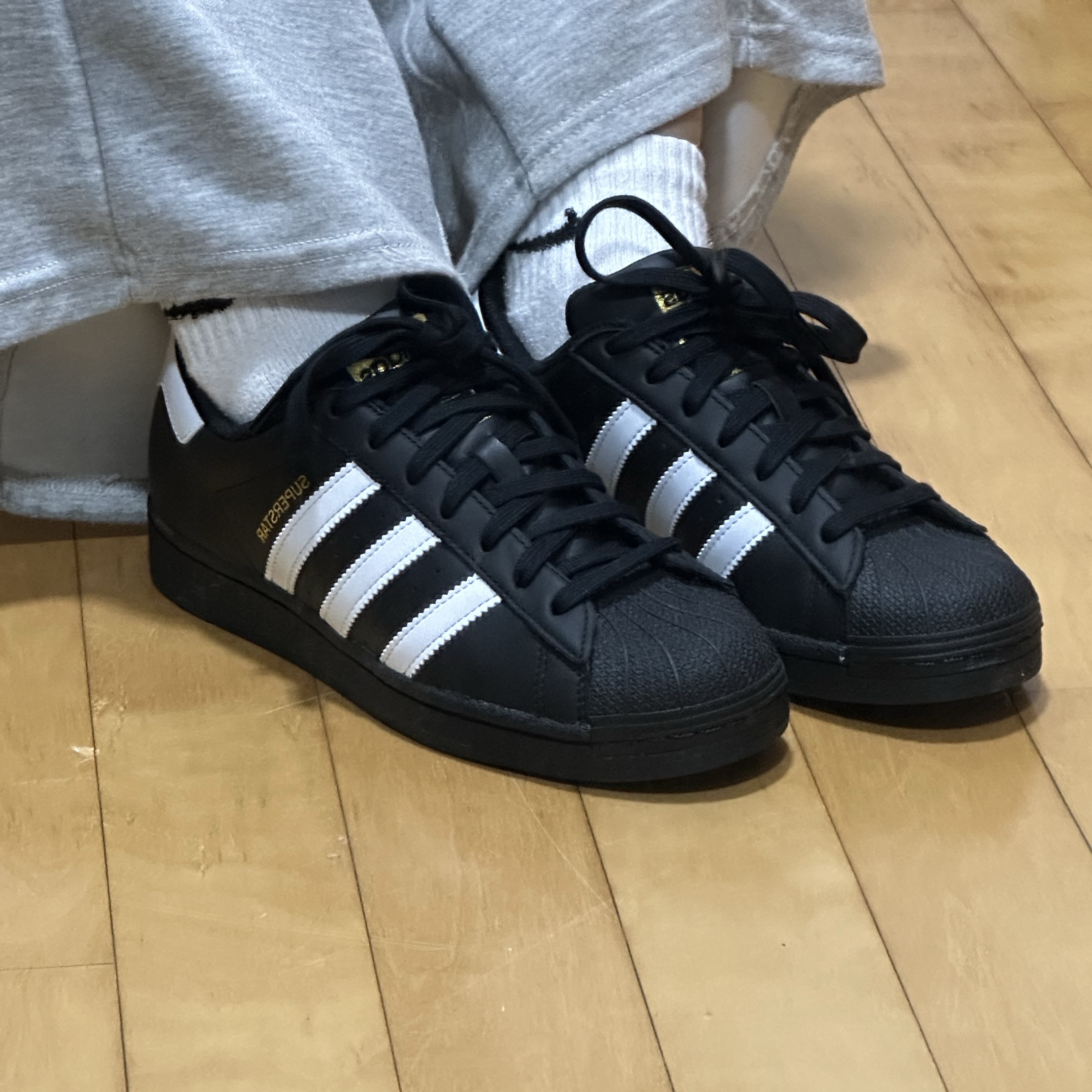 Adidas Superstar Core Black White 착용 스타일 - 1