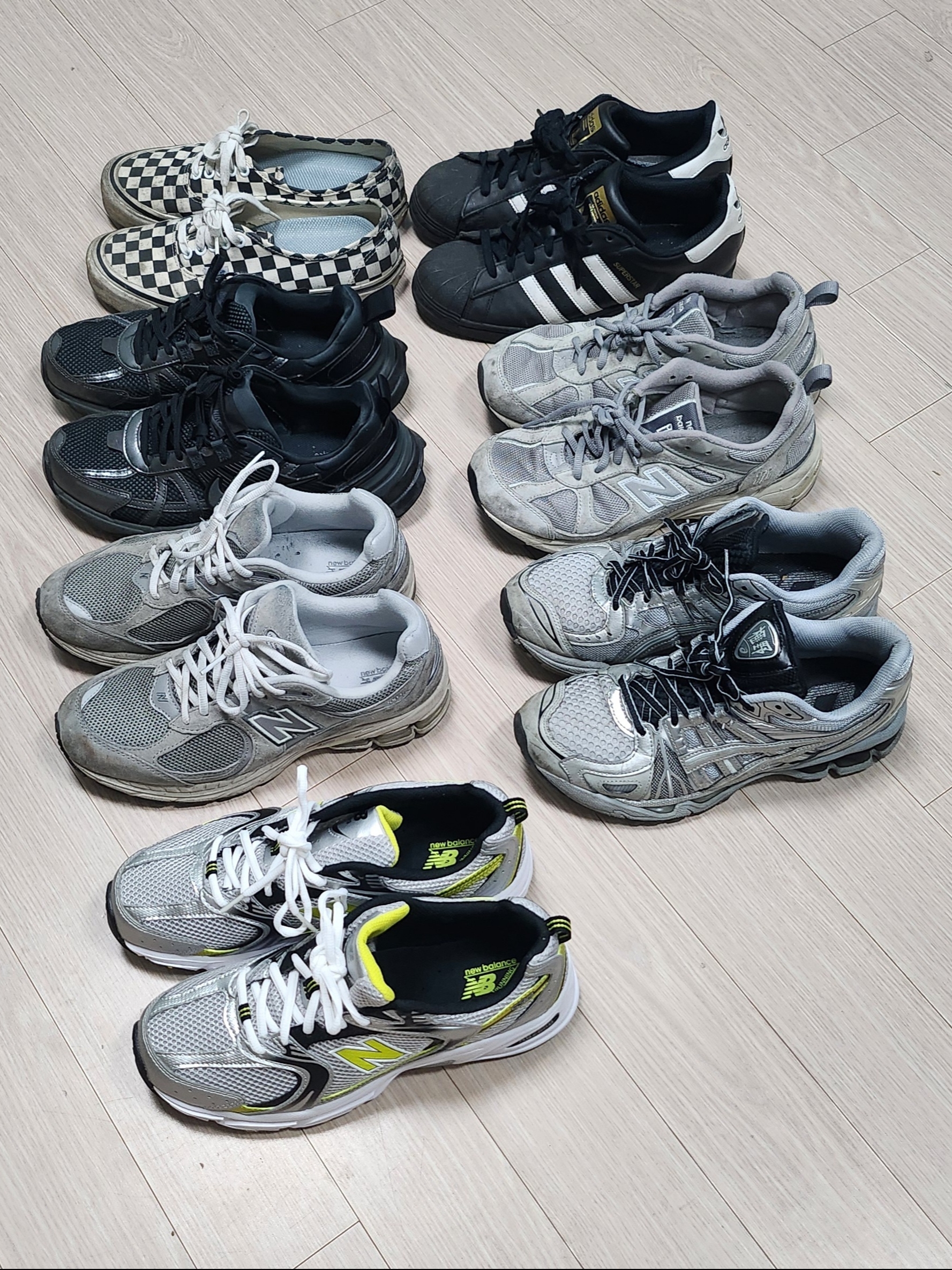 New Balance 530 Silver, New Balance 2002R Grey 착용 스타일 - 3