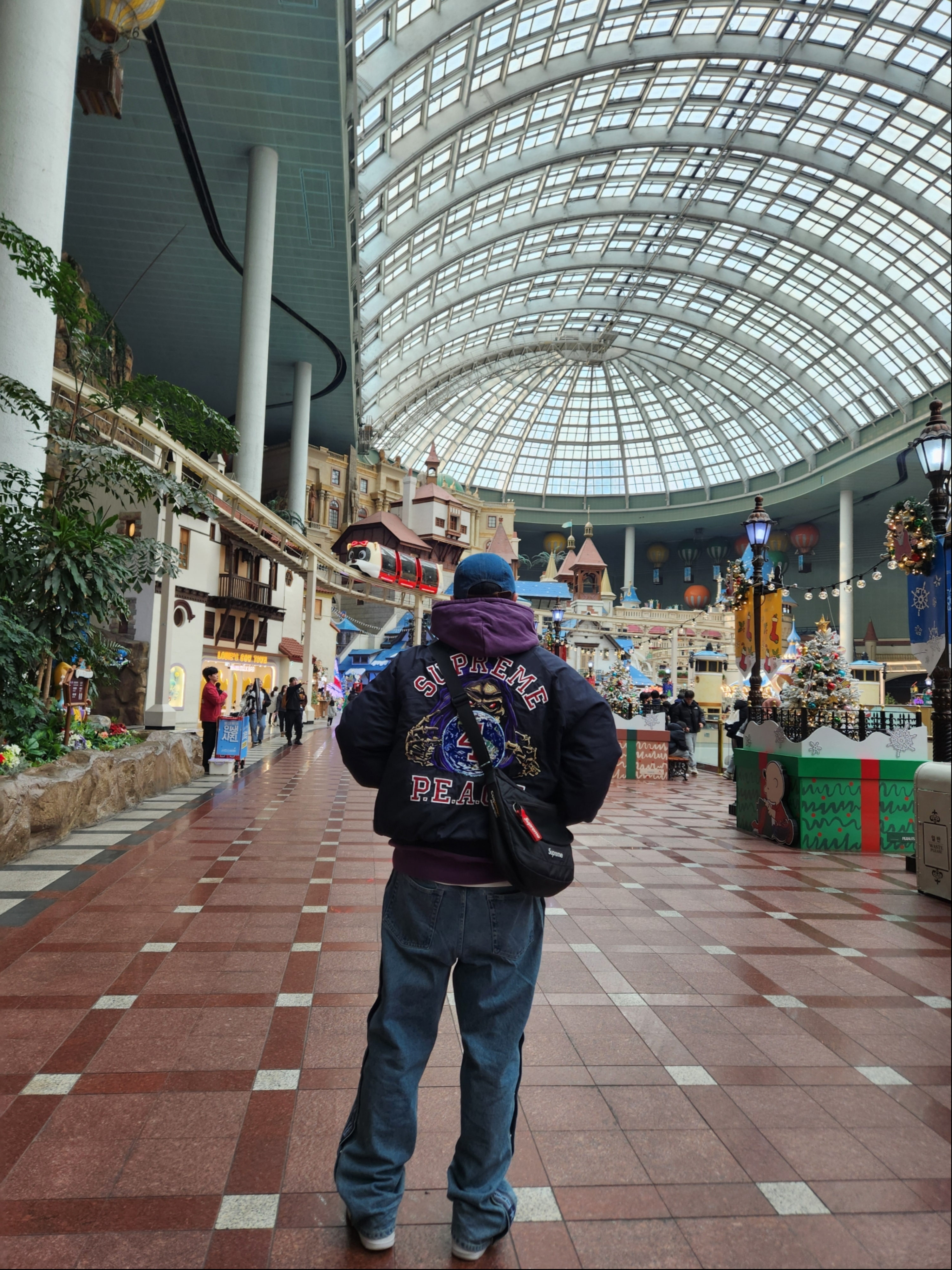 Supreme Washed Chino Twill Camp Cap Denim - 22FW, Supreme Peace Embroidered Work Jacket Navy - 23FW 착용 스타일 - 1