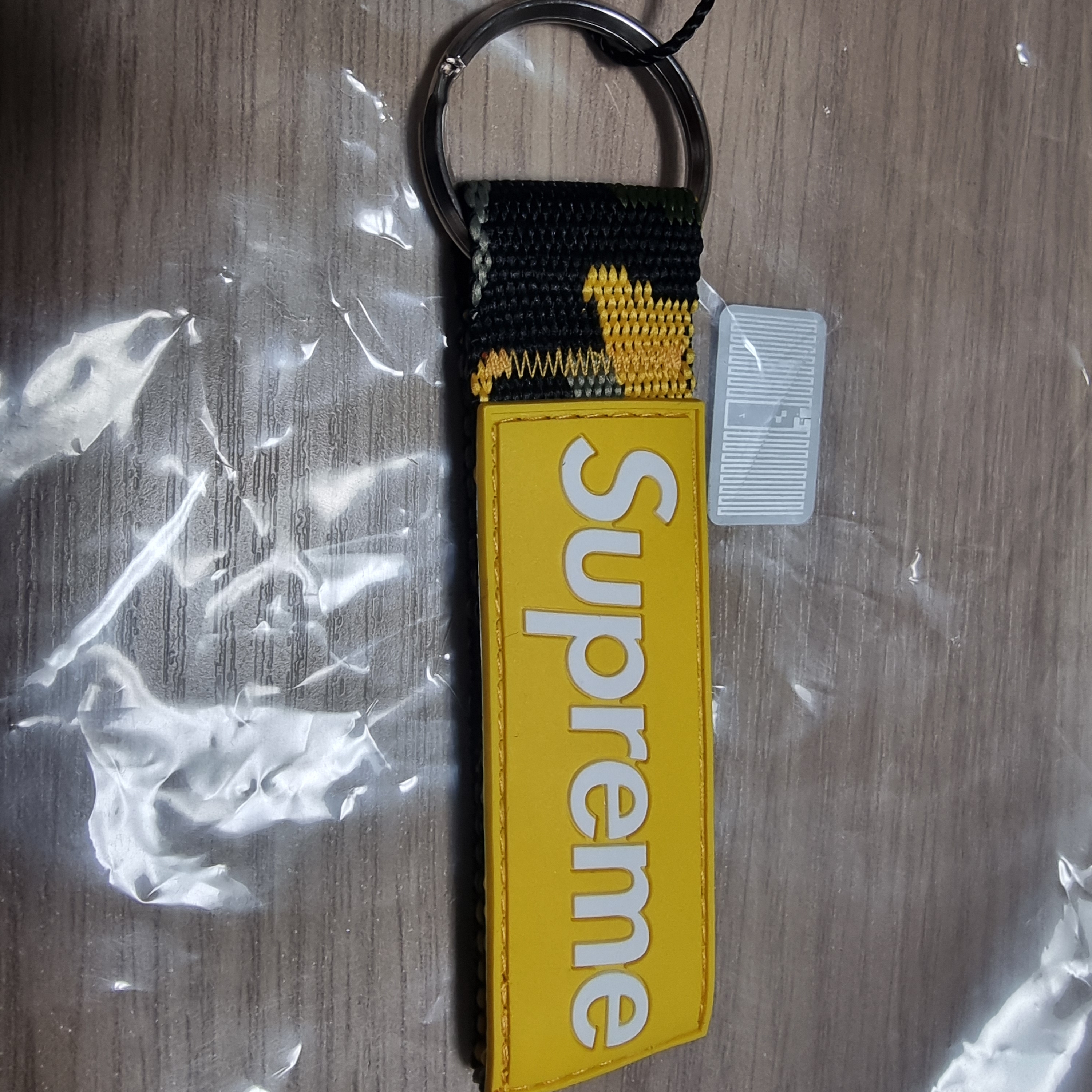 Supreme Webbing Keychain Yellow Camo - 23SS 착용 스타일