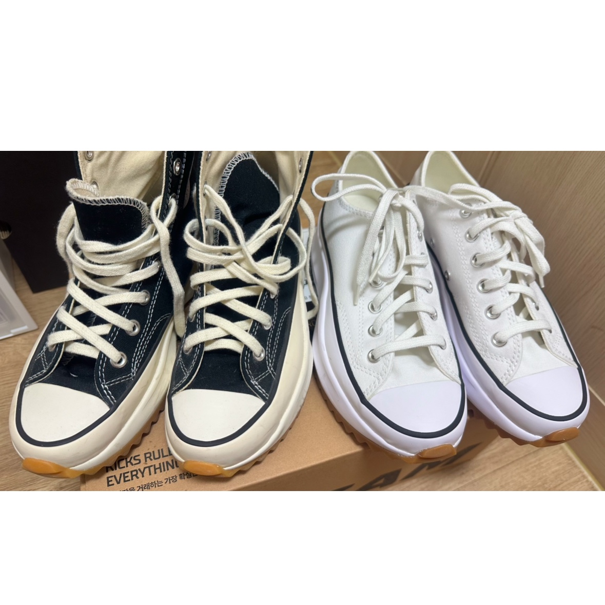 Converse Run Star Hike Low White, Converse x JW Anderson Run Star Hike Hi Black 착용 스타일 - 1