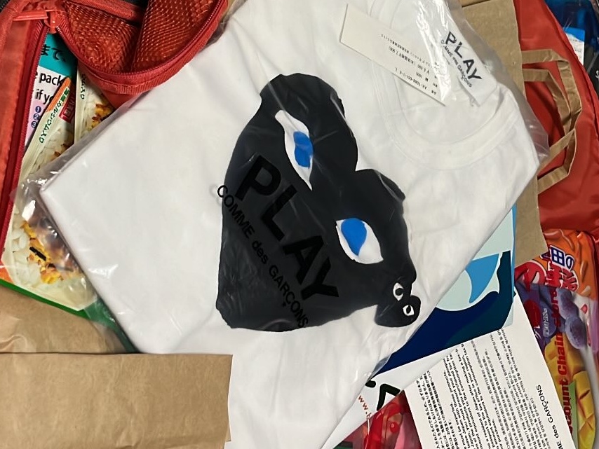 Play Comme des Garcons Black Heart Blue Eyes T-Shirt White 착용 스타일