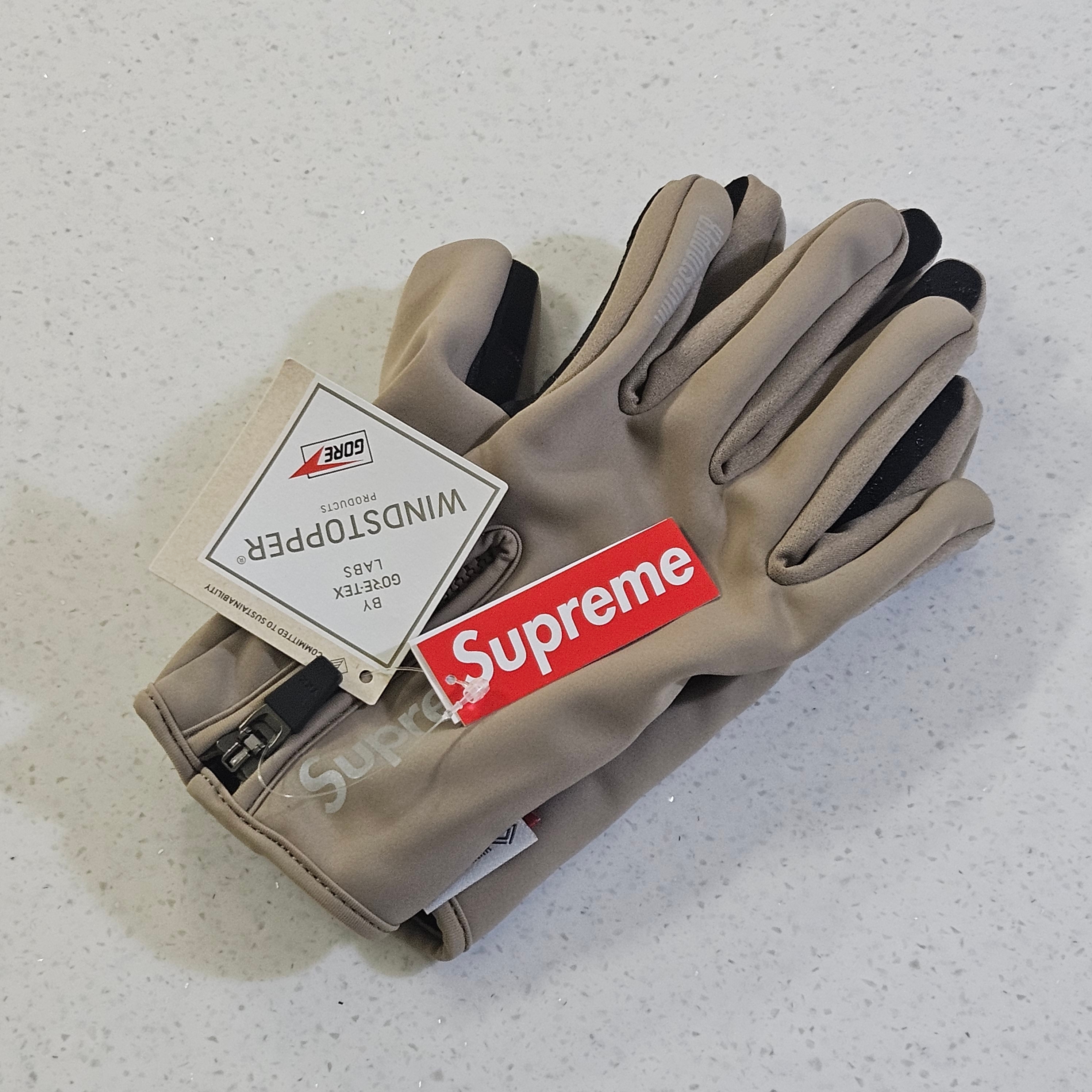 Supreme Windstopper Zip Gloves Taupe - 24FW 착용 스타일