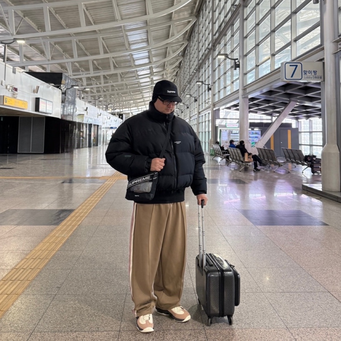 Supreme Windstopper Earflap Camp Cap Black - 24FW, Gentle Monster x Maison Margiela MM114 Black Clear 착용 스타일 - 1