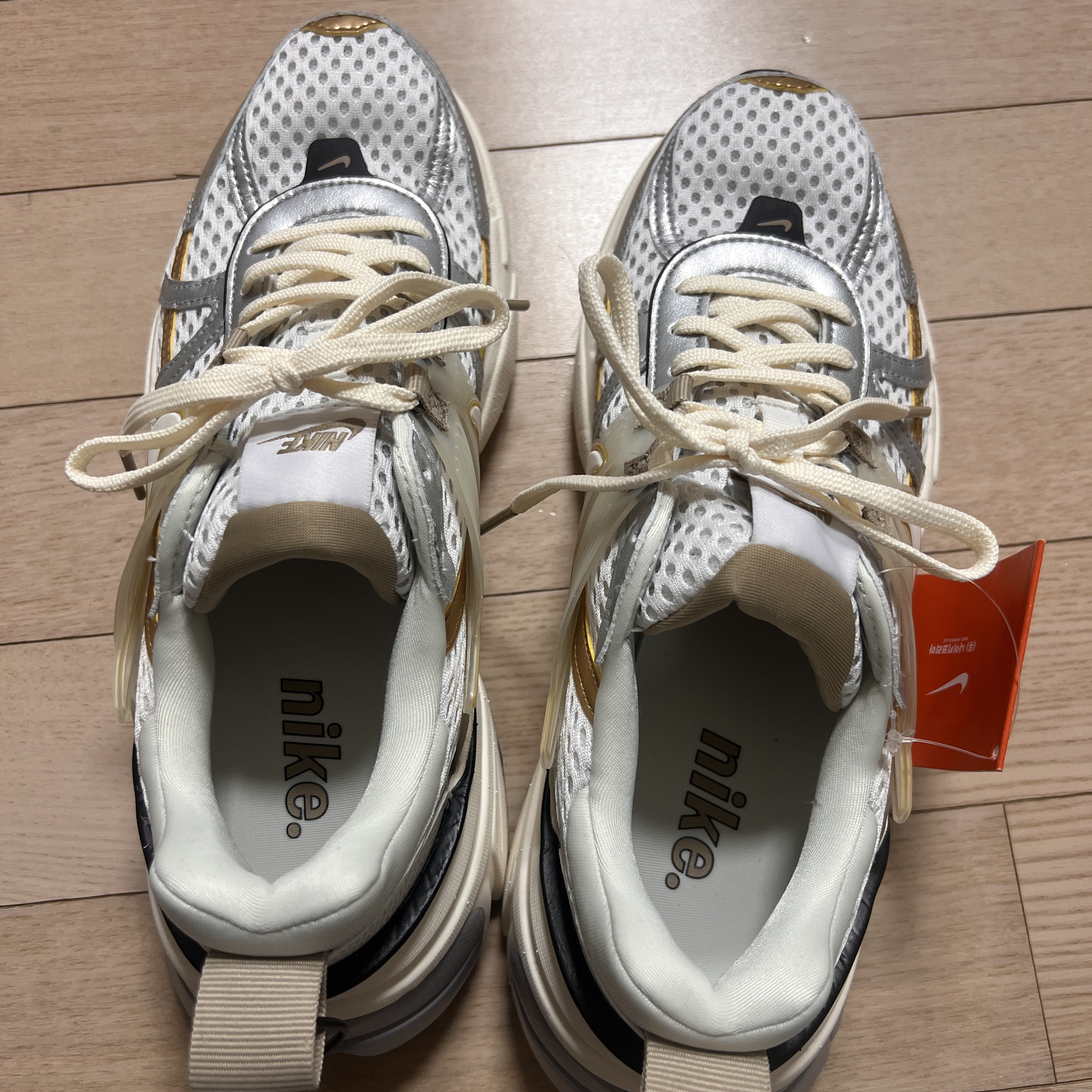 (W) Nike V2K Run White Khaki 착용 스타일 - 1