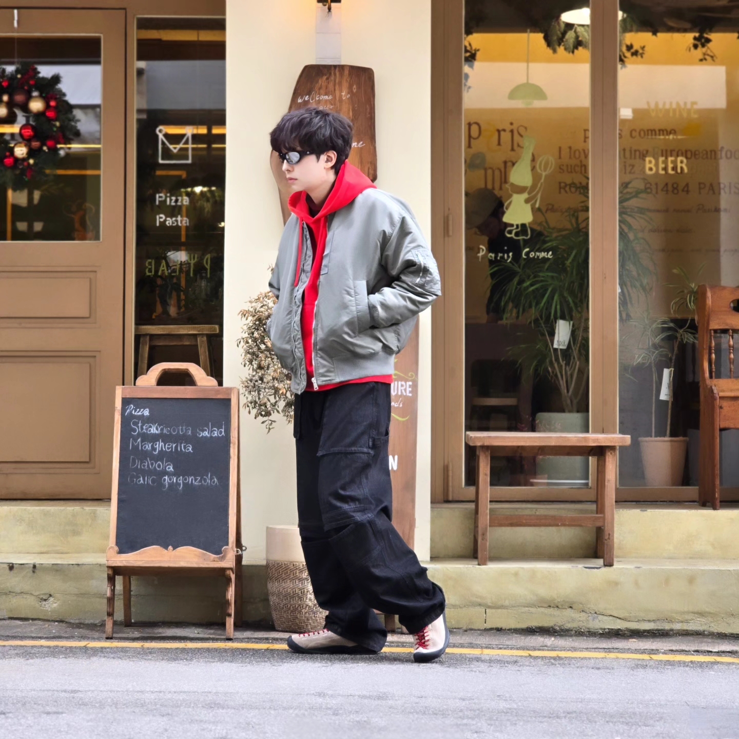 Stussy Beach Roots Hoodie Red, Keen Jasper Suede Sneakers Silver Mink 착용 스타일 - 3