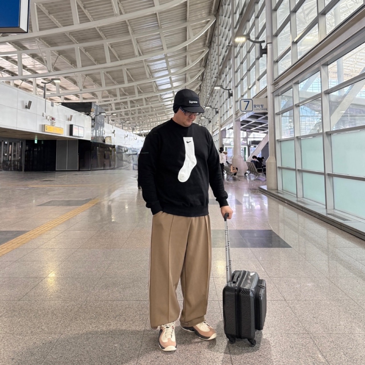 Supreme Windstopper Earflap Camp Cap Black - 24FW, Gentle Monster x Maison Margiela MM114 Black Clear 착용 스타일 - 2