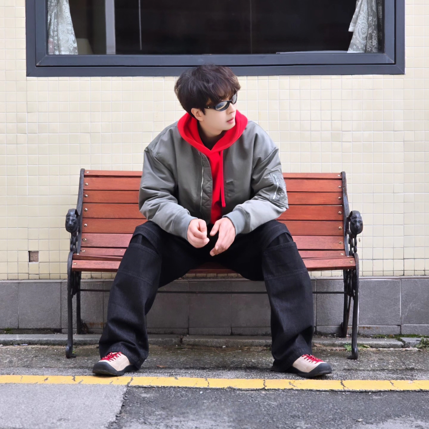 Stussy Beach Roots Hoodie Red, Keen Jasper Suede Sneakers Silver Mink 착용 스타일 - 6