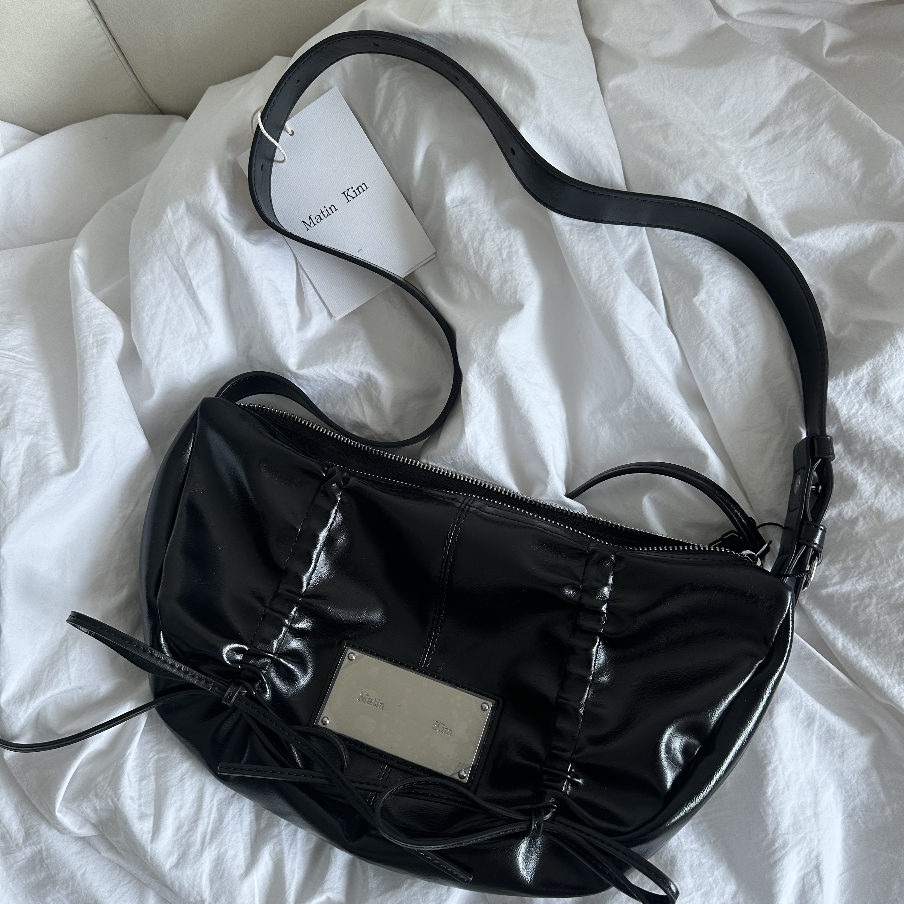 Matin Kim Half Shirring Ribbon Round Bag Black 착용 스타일
