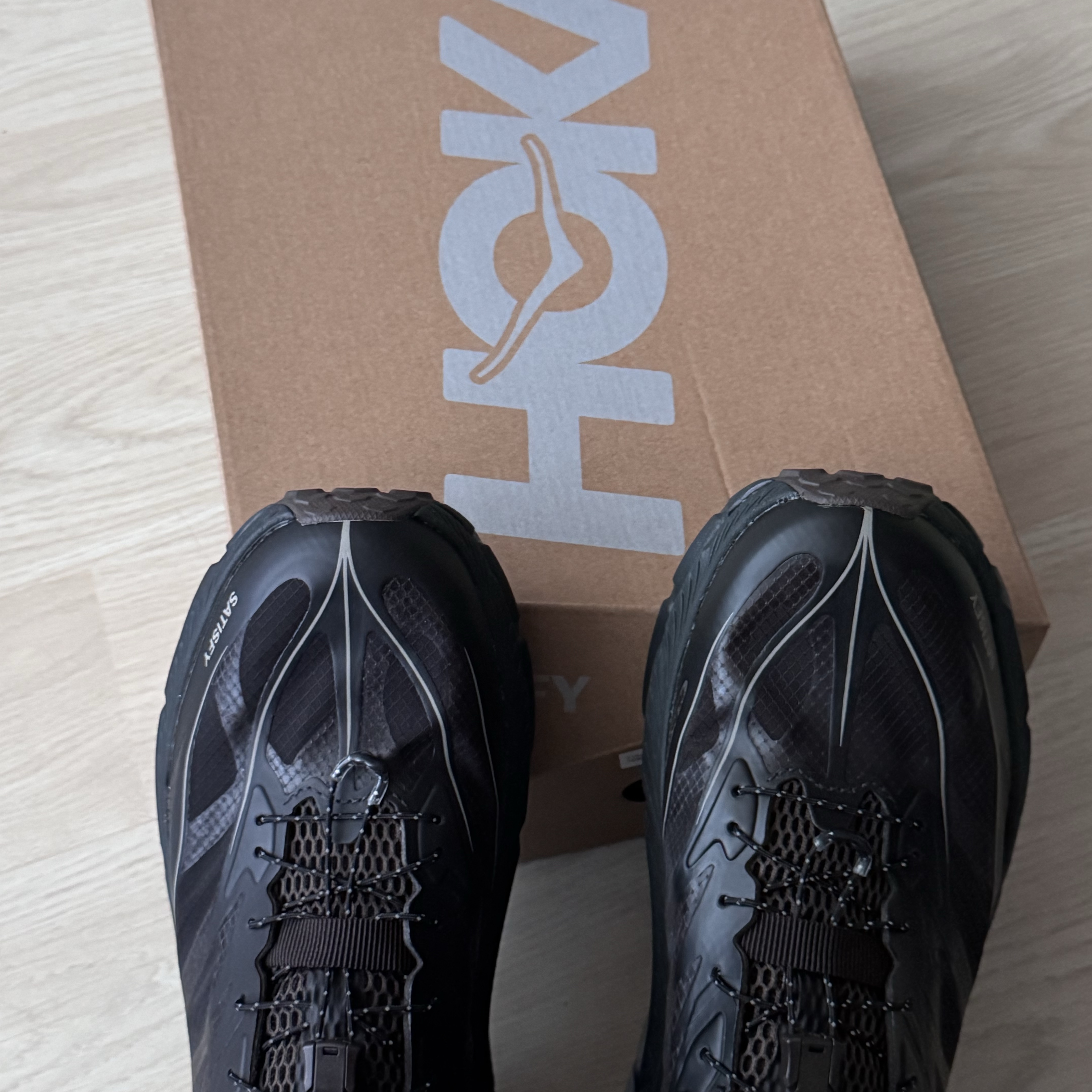 Hoka x Satisfy Mafate Speed 4 Lite Coffee 착용 스타일