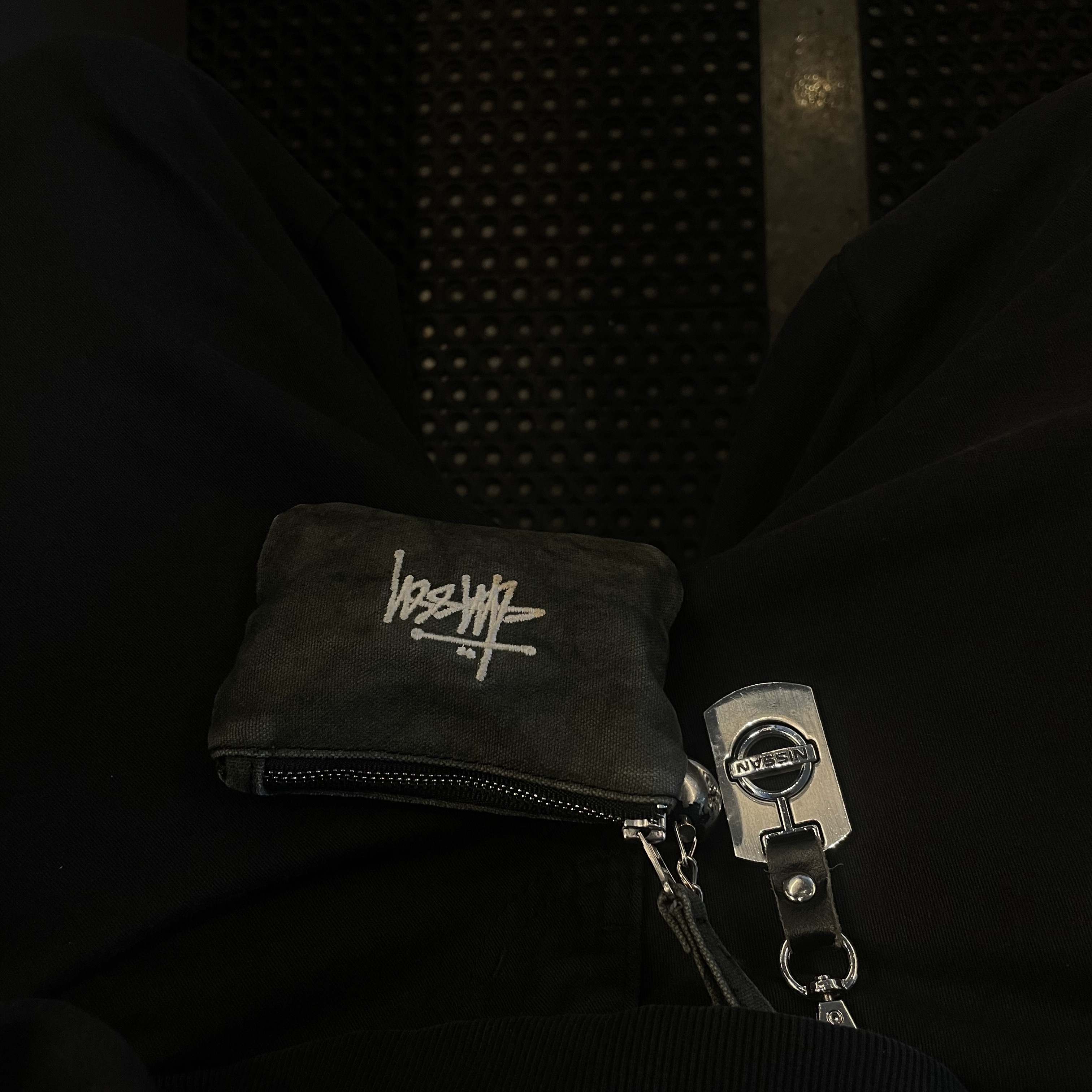 Stussy Canvas Coin Pouch Washed Black 착용 스타일
