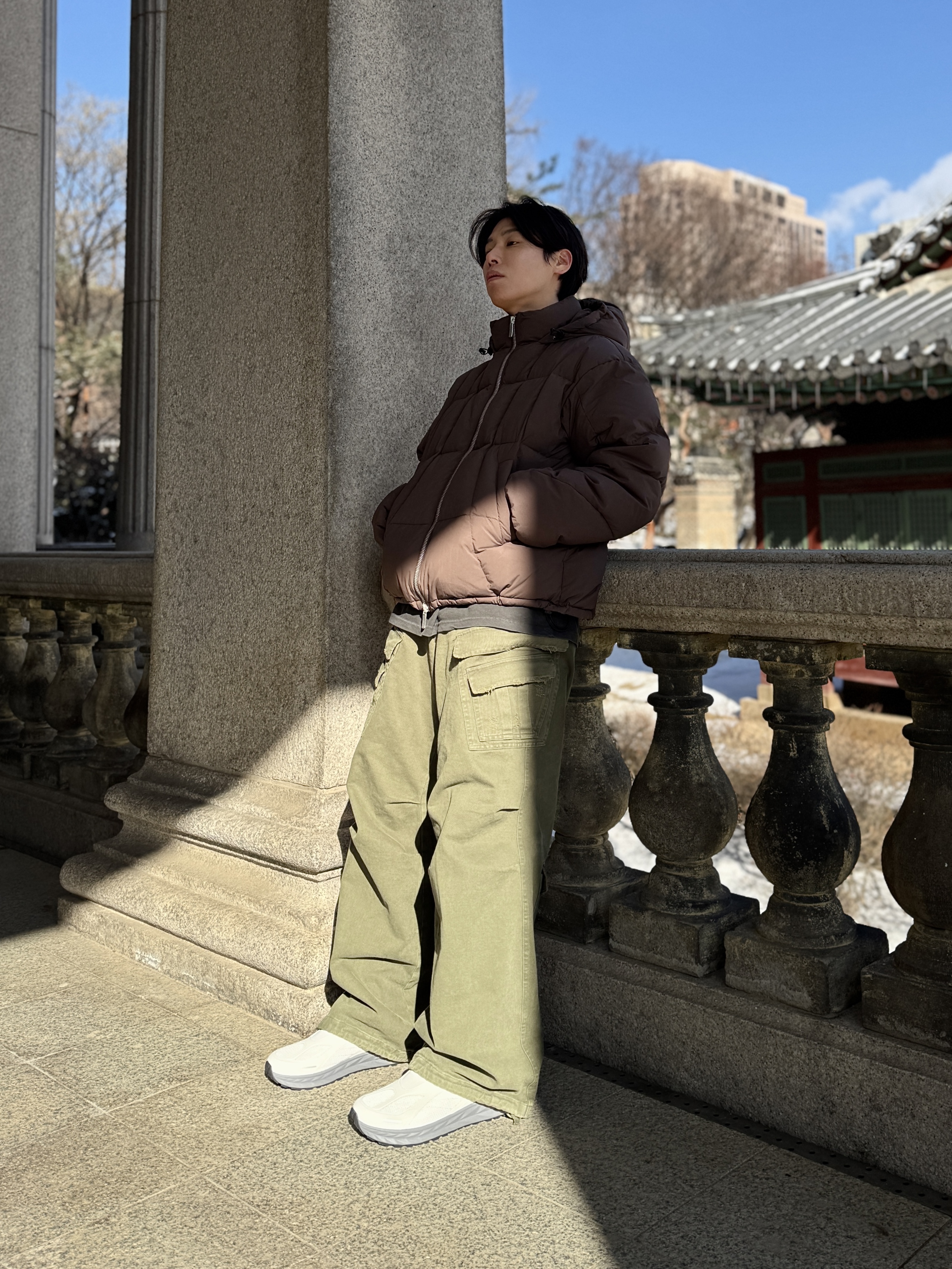 Nonnod Double Pocket Cargo Pants Vintage Khaki 착용 스타일 - 6