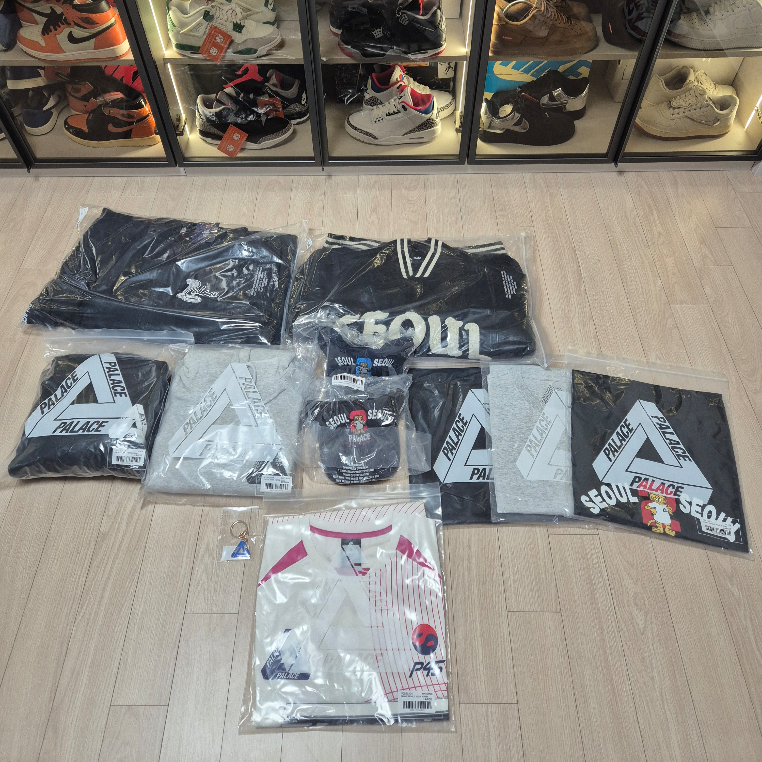 Palace Seoul 2 Seoul Varsity Jacket Black - 25SS, Palace Seoul 2 Seoul 6-Panel Cap Black - 25SS 착용 스타일 - 9