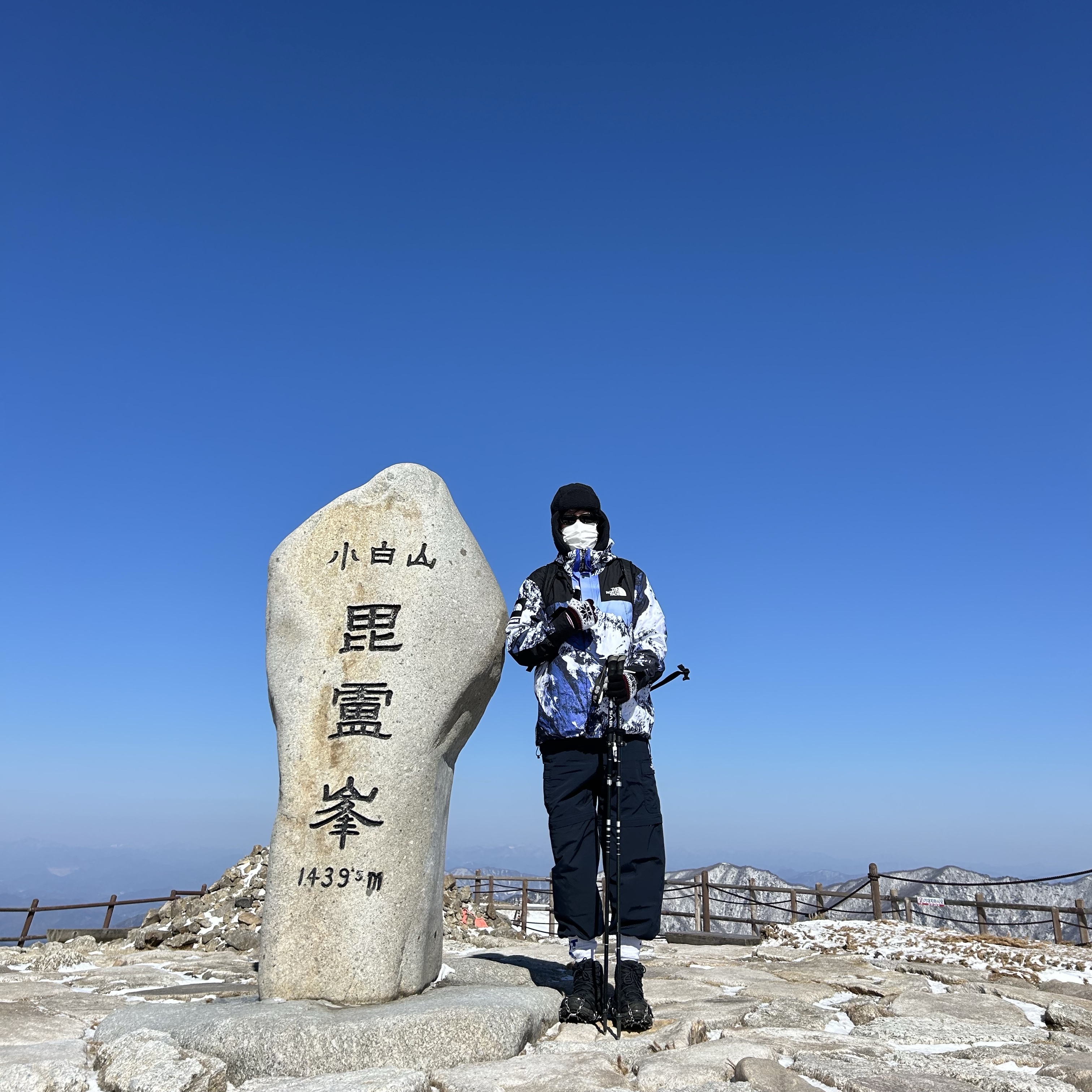 Supreme x The North Face Mountain Parka Blue White - 17FW, Hoka Kaha 2 Gore-Tex Black 착용 스타일